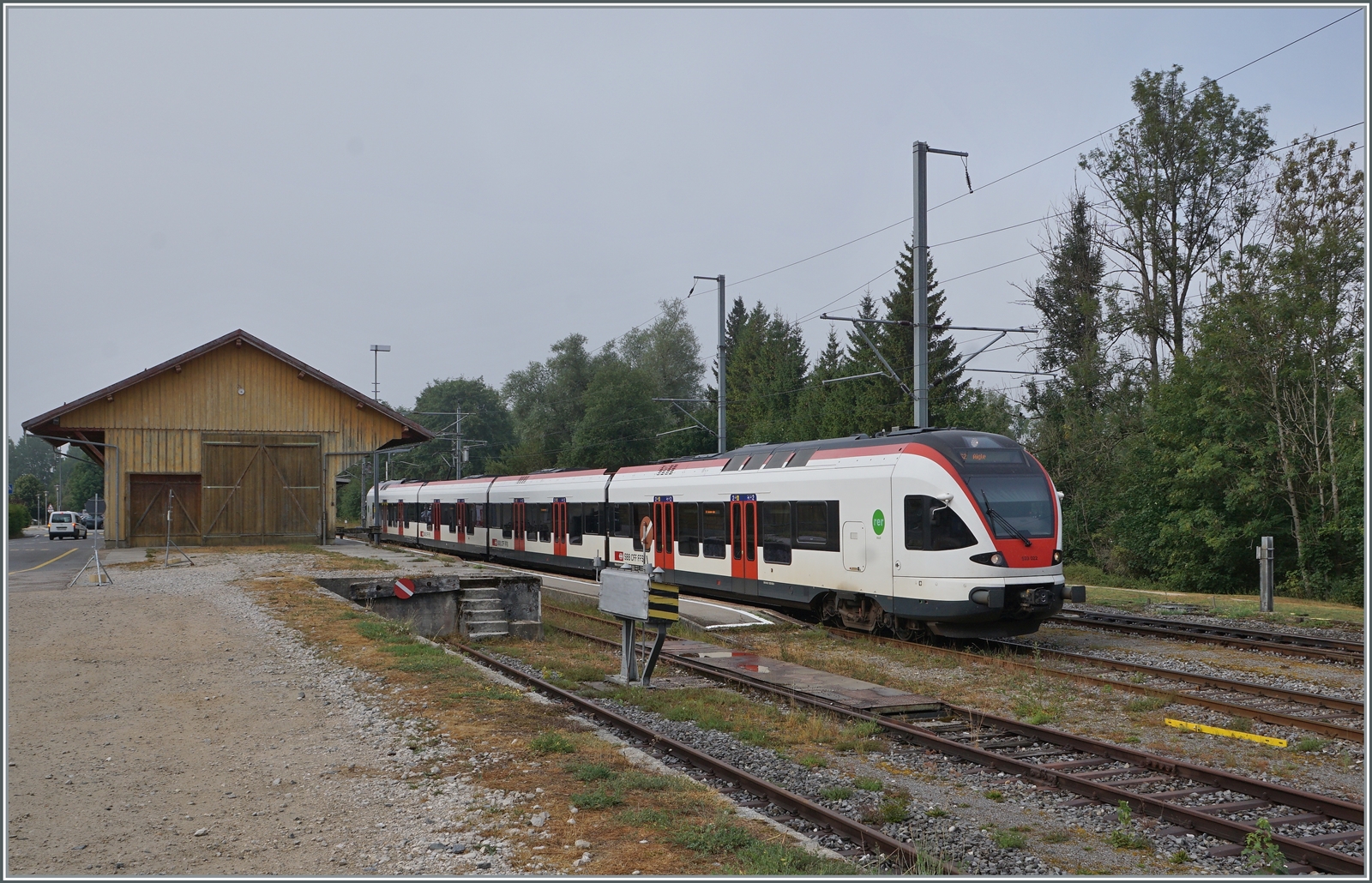 Der SBB RABe 523 022-7 (RABe 523 94 85 0 523 022-7 CH-SBB) als S2 von Le Brassus nach Aigle beim Warten auf den Gegenzug in Le Pont. Die Wartezeit war lange genug, dass ich aussteigen und dieses Bild machen konnte. 

15. August 2022