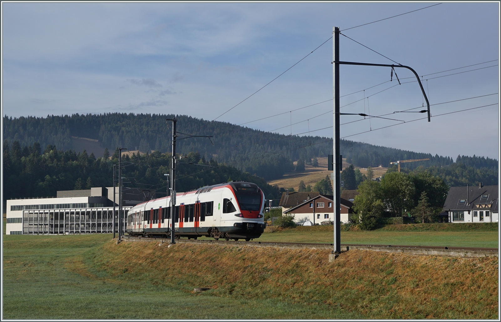 Der SBB RABe 523 022-7 (RABe 523 94 85 0 523 022-7 CH-SBB) erreicht als S2 24216 von Aigle in wenigen Augenblicken sein Ziel Le Brassus. 

15. August 2022