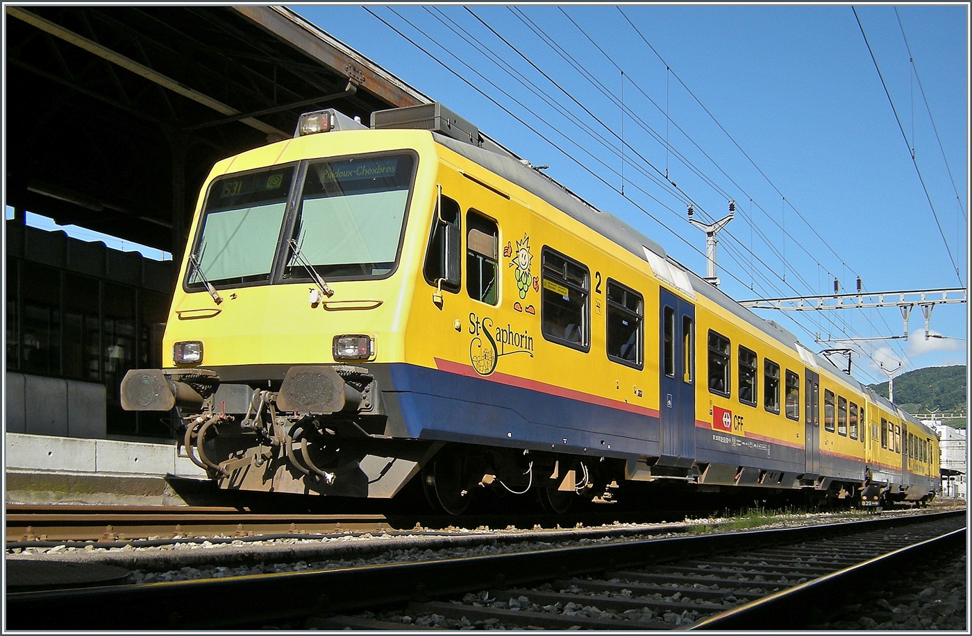 Der SBB RABe 560 131  Train des Vignes   steht in Vevey. Die Sonderlackierung stand dem NPZ sehr gut, schade, dass beim Umbau zum  Domino  diese nicht beibehalten wurde.

9. August 2008

