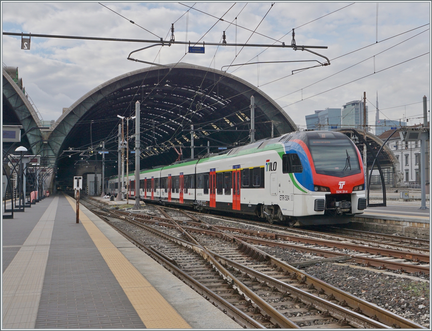 Der SBB TILO RABe 524 314 und ein weiterer verlassen Milano als RE 80 nach Locarno. 

8. November 2022