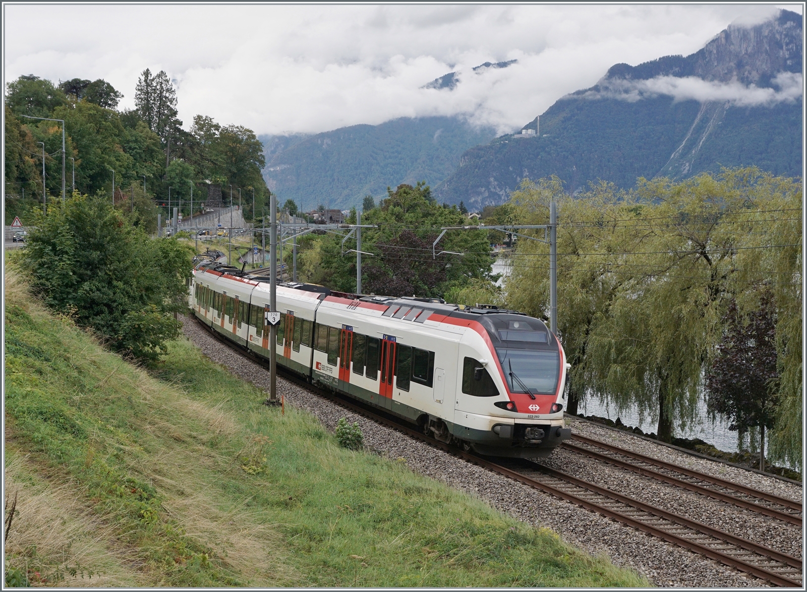Der SBB/TRAVYS Flirt 3 RABe 523 113 und der SBB Flirt 523 060 bilden einen  gemischten  Flirt  von Le Brassus/Vallorbe - Le Day - Aigle bei der Fahrt kurz vor Villeneuve am Genfersee vorbei. 

29. August 2023