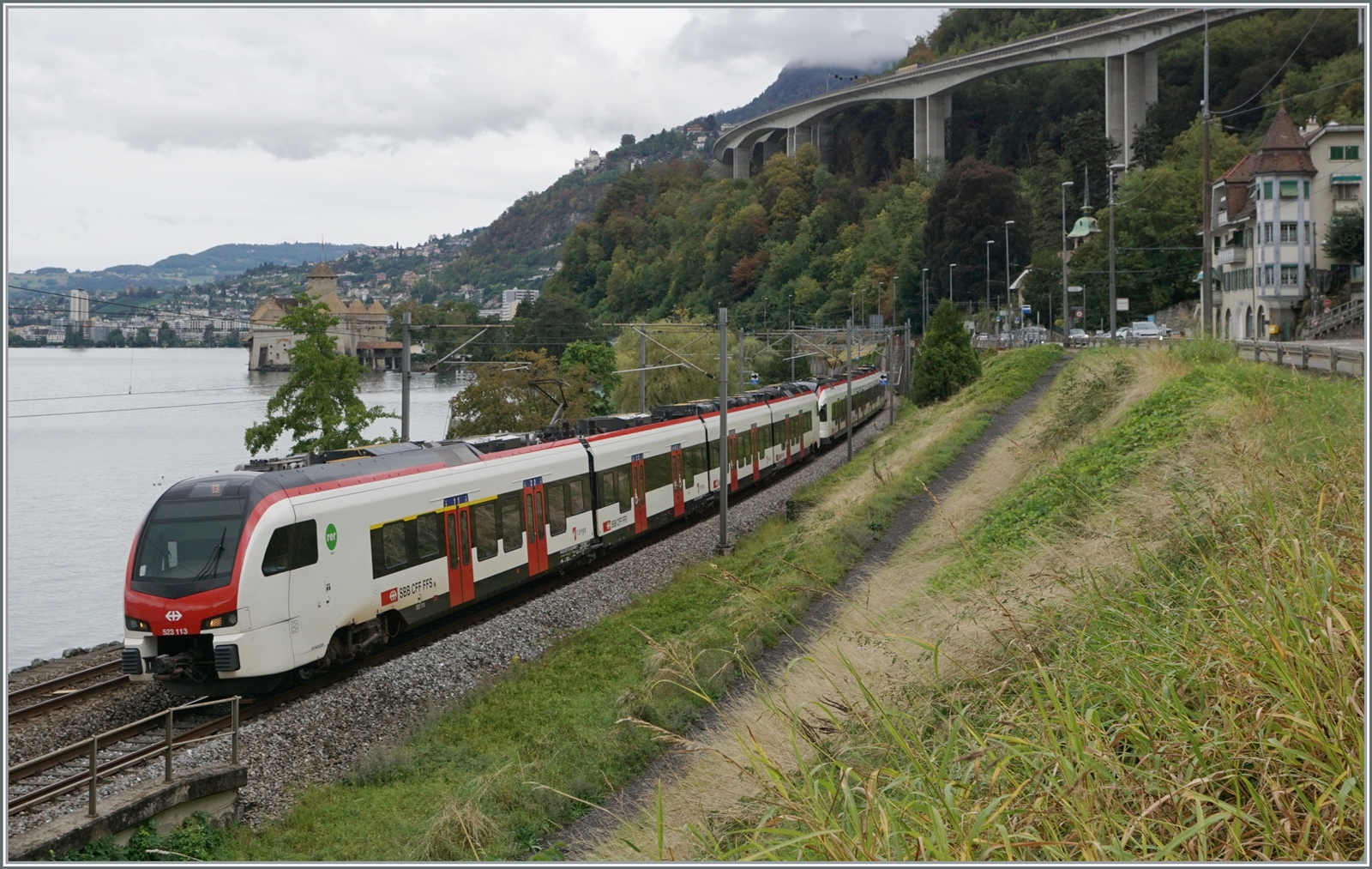 Der SBB/TRAVYS Flirt 3 RABe 523 113 und der SBB Flirt 523 060 bilden einen  gemischten  Flirt  von Le Brassus/Vallorbe - Le Day - Aigle bei der Fahrt kurz vor Villeneuve am Genfersee vorbei. 

29. August 2023