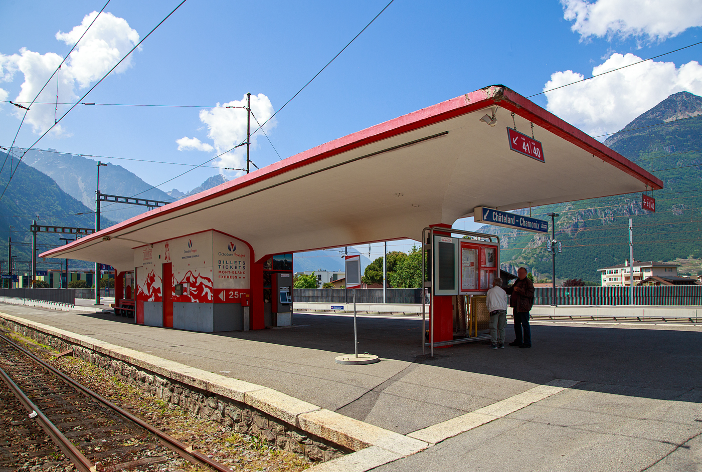 Der schmalspurige Bahnhof Martigny der TMR - Transports de Martigny et Rgions, ex Martigny-Chtelard-Bahn (MC), fr den „Mont-Blanc Express“. Von wo man via Chtelard nach Vallorcine (F) fahren kann. Von Vallorcine kann man dann mit der SNCF (auch schmalspurig) die weiterfhrende Bahnstrecke via Chamonix-Mont-Blanc nach Saint-Gervais weiterfahren.