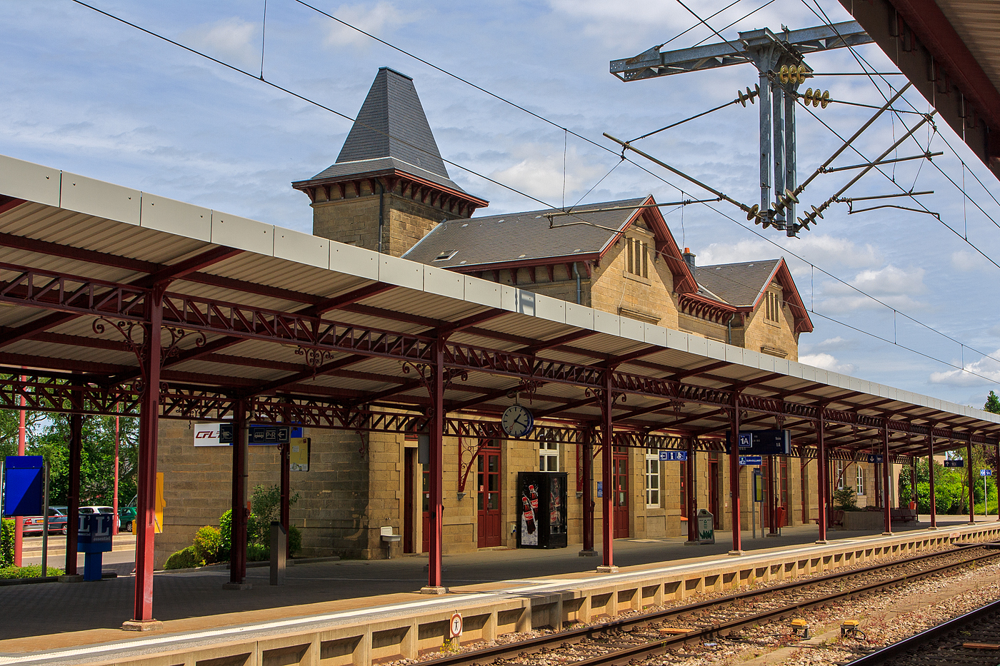 Der schöne Bahnhof Pétange liegt in der Gemeinde Pétange (deutsch Petingen / luxemburgisch Péiteng) in Luxemburg, am 16 Juni 2013. 

Der Bahnhof verfügt über zwei Bahnsteige und wird von RE und RB der CFL bedient. Nach Luxemburg besteht ein Halbstunden-Takt mit REs und RBs. Des Weiteren bestehen Anschlüsse nach Longwy, Athus, Longuyon und nach Metz über Differdange und Thionville.

Des Weiteren befindet sich auf dem Gelände auch eine Ausbesserungswerkstatt von CFL technics. Zudem existierte in Pétange ein Rangierbahnhof, dessen Ablaufberg 2005 außer Betrieb genommen wurde und dessen Gleise seitdem nur noch als Abstellgleise dienen.

Geschichte:
Der Bahnhof war betriebliches Zentrum der Luxemburgischen Prinz-Heinrich-Eisenbahn- und Erzgrubengesellschaft. Der Bahnhof ist auch Anfangspunkt der Museumsbahn Train 1900 nach Fond-de-Gras

Die Gemeinde:
Petingen ist eine Gemeinde im Großherzogtum Luxemburg und gehört zum Kanton Esch an der Alzette. Es liegt an der Chiers (deutsch Korn) im Südwesten von Luxemburg und grenzt im Westen an Belgien. Mit zwölf Quadratkilometern Fläche eine der kleinsten Gemeinden Luxemburgs, der Einwohnerzahl nach jedoch die fünftgrößte.

Petingen ist durch die Stahlindustrie geprägt. Als neues wirtschaftliches Standbein hinzugekommen sind im Rahmen des Europäischen Entwicklungspols PED (seit 1985) Unternehmen der Fertigungsindustrie. Neben den Spuren der industriellen Vergangenheit haben sich jedoch viele Teile der Gemeinde ihren ländlichen Charakter bewahrt.
