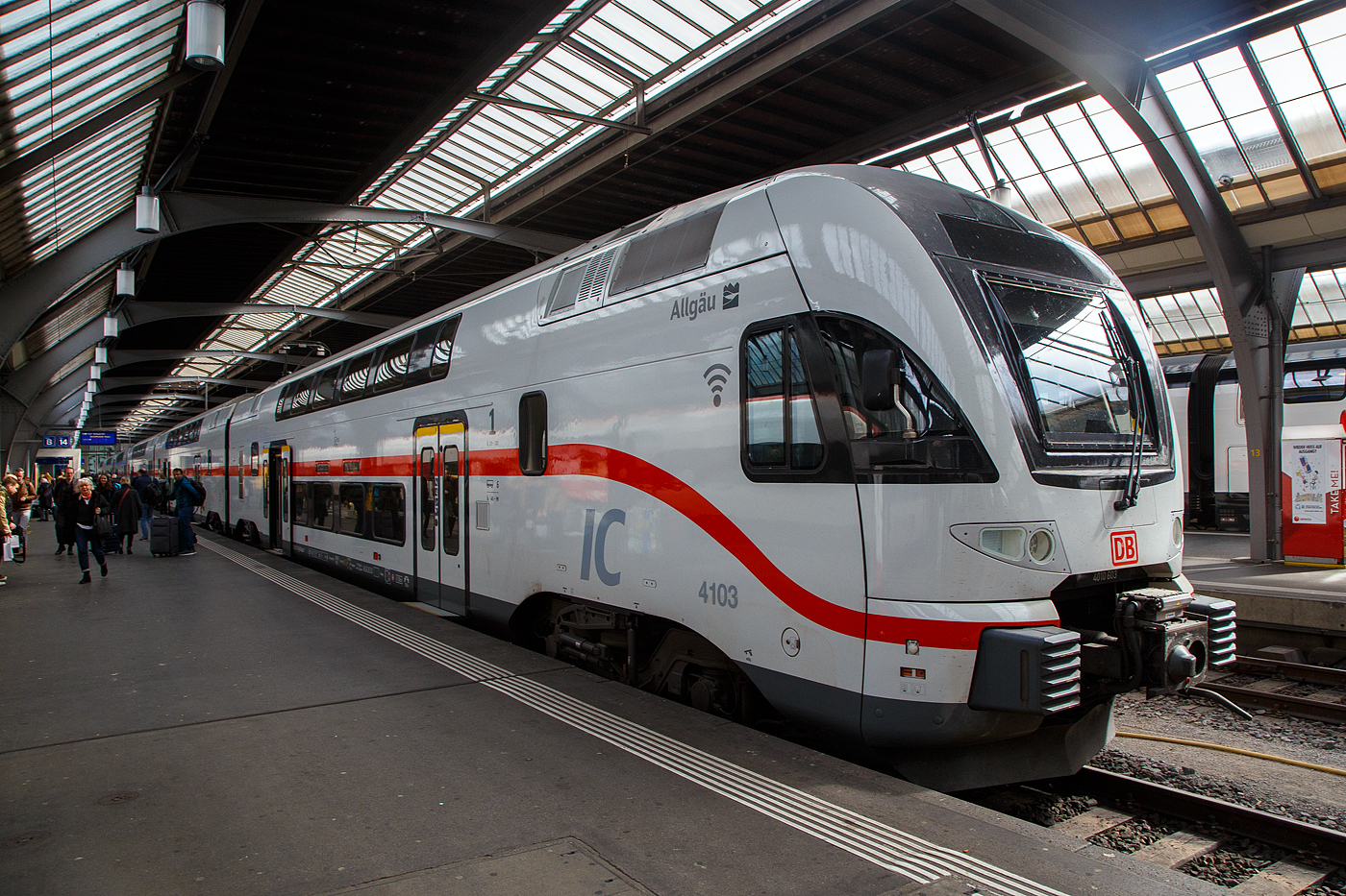 Der sechsteilige Stadler KISS 4010 103 (93 85 4010 103-8 CH-DB ff)  IC2 4103  Allgu  der DB Fernverkehr AG (ein ex Westbahn KISS) hat als IC 485 von Singen(Hohentwiel) am 21.03.2023 Zrich HB erreicht.

 KISS  - das heit: Komfortabler Innovativer Spurtstarker S-Bahn-Zug.

Nicht nur die DB Regio AG setzt auf die  KISS -Doppelstockzge des Schweizer Herstellers Stadler Rail bzw. Stadler Pankow, auch DB Fernverkehr erweitert seine Intercity 2-Flotte durch den Kauf von 17 hochwertigen gebrauchten Doppelstockzgen dieses Typs, die bisher bei der sterreichischen Westbahn im Einsatz waren. Die Fahrzeuge sind grtenteils erst zwei Jahre alt und haben bei den Kunden in sterreich hchste Zufriedenheitswerte erreicht.

Ursprnglich wurde das Fahrzeugkonzept fr S-Bahnen entwickelt. Lngst ist die KISS-Plattform aber weiterentwickelt worden fr schnelle Regional-Express-Linien und es gibt sogar eine Fernverkehrsvariante mit sehr komfortabler Innenausstattung und einer Druckertchtigung fr das Befahren von Tunnels mit 200 km/h und einem entgegenkommenden 300 km/h-Zug. Mit einer S-Bahn hat das nur noch in einer Disziplin zu tun: Nmlich eine enorm gute Beschleunigung!

Was knnen diese Neuerwerbungen:
Die hochwertigen Kiss-Zge, die bisher bei der Westbahn fuhren, sind bis zu 200 km/h schnell und bestehen aus vier bzw. sechs Wagen. Nach den Anpassungen fr den Intercity-Einsatz verfgen sie ber rund 300 bzw. 470 Sitzpltze. Auf zwei Etagen gibt es komfortable Sitzlandschaften und viel Bewegungsfreiheit. Die Fahrzeuge sind mit WLAN und Steckdosen (je Sitzplatz eine) ausgestattet sowie einem modernen Fahrgastinformationssystem. Auch ein gastronomischer Service mit heien und kalten Getrnken, sen und herzhaften Snacks sowie frischen Baguettes ist vorgesehen: Unsere Gste werden die Wahl haben, ob sie sich am Platz bedienen lassen oder ob sie es sich in einem der beiden Cafbereiche gemtlich machen. Die vorhandenen Bereiche fr Reisende mit Mobilittseinschrnkungen, fr Gepck und Fahrrder werden entsprechend blicher DB-Standards sukzessive erweitert.

TECHNISCHE DATEN:
Erste Inbetriebnahme: Dezember 2022
Anzahl der Zge: 8 (7x 1. Bau Serie & 1x 2. Bau Serie)
Zuglnge: 150 m
Anzahl angetriebener Achsen: 8
Zugleergewicht: 316 t
Hchstgeschwindigkeit:200 km/h
Auslandseinsatz mglich: ja (A, CH)
Sitzpltze: 486 (inklusive 19 Klappsitze), davon 62 in 1. Klasse
Fahrradstellpltze: 8
Kinderwagenstellpltze: 2
