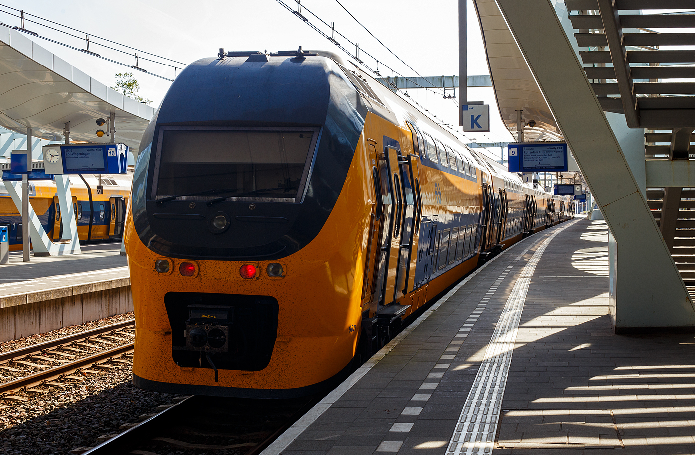 Der sechsteilige VIRM-VI NS 8621 der Nederlandse Spoorwegen N.V. (Niederländische Eisenbahn AG) steht am 29 April 2025 im Bahnhof Arnhem Centraal (Arnheim Hbf), als IC 3232 nach Rotterdam Centraal, zur Abfahrt bereit. VIRM steht für Verlengd InterRegio Materieel (verlängerte IRM). 

TECHNISCHE DATEN der VIRM-VI (Sechsteiler der Series 8600/8700)
Hersteller (mechanischer Teil): Bombardier Transportation, ex Talbot, Aachen Hersteller (elektrische Ausrüstung): Alstom 
Baujahre: 2002–2005	
Spurweite: 1.435 mm (Normalspur)
Achsformel: 2’Bo’+2’2’+2’Bo’+2’2’+2’2’+Bo’2’
Länge über Puffer: 162.060 mm
Breite: 3.020 mm
Höhe: 4.670 mm
Achsabstand in den Triebdrehgestellen: 2.750 mm
Achsabstand in den Laufdrehgestellen: 2.500 mm
Treib- und Laufraddurchmesser: 920 mm (neu) / 840 mm (abgenutzt)
Dienstgewicht: ca. 351 t
Höchstgeschwindigkeit: 160 km/h (Planmäßig 140 km/h) 
Stundenleistung: 6 × 402 kW = 2.412 kW
Stromsystem: 1,5 kV DC
Sitzplätze: 1. Klasse 129–132 / 2. Klasse 438–442 / Klappsitze 26
Kupplung: Scharfenberg