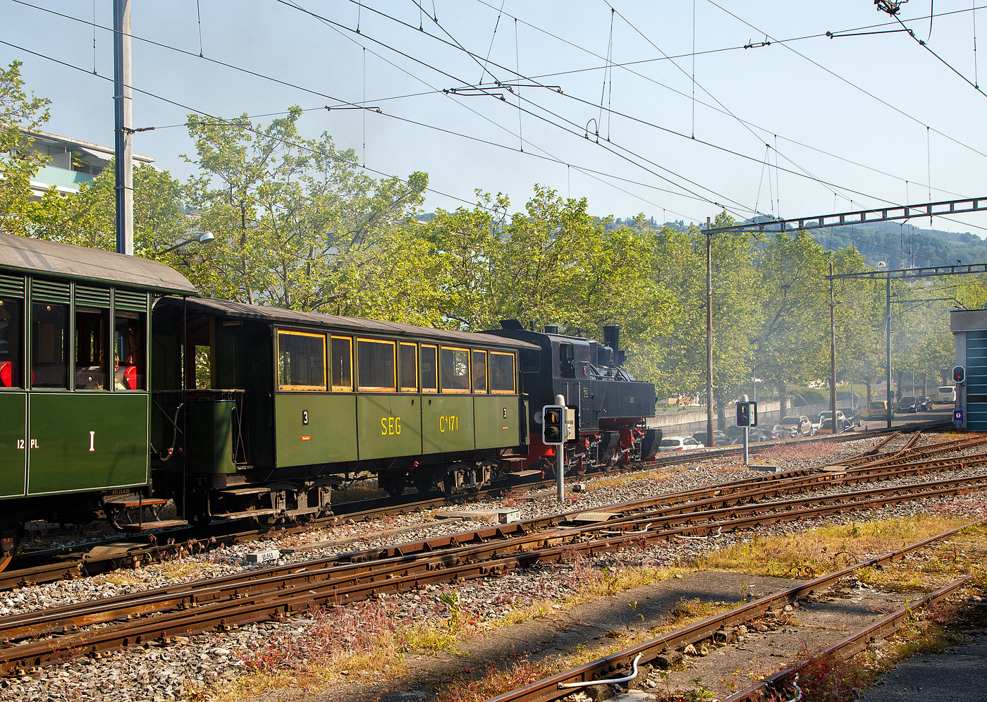Der sehr schöne meterspurige vierachsige 3. Klasse (Raucher / Nichtraucher) Drehgestell-Großraum-Plattformwagen SEG C⁴ 171 der Museumsbahn Blonay-Chamby, ein ehemaliger Wagen Süddeutsche Eisenbahn-Gesellschaft, am 28.05.2023 im Zugverband in Vevey, dahinter die Mallet-Dampflok G 2x2/2 105  Todtnau , ex SEG 105  Todtnau .

Der Wagen wurde 1891 von der Waggonfabrik P. Herbrand & Cie. in Köln-Ehrenfeld gebaut und an die Süddeutschen Eisenbahn-Gesellschaft (SEG) geliefert, 1950 wurde der Wagen modernisiert. Am 1. Januar 1953 übernahm das Land Baden-Württemberg alle drei Betriebe und brachte sie zum 1. Oktober 1953 als Auffanggesellschaft in die Mittelbadische Eisenbahnen AG ein. Dazu gehörte u.a. die schmalspurige Zell-Todtnauer-Eisenbahn. Die Stilllegung der Zell-Todtnauer Eisenbahn für den Personenverkehr erfolgte am 25. September 1966 sowie für den Güterverkehr am 24. September 1967. Seit 1967 ist der Wagen bei der Museumsbahn BC, die Form der Beschriftung ist unhistorisch.

TECHNISCHE DATEN:
Baujahr: 1891
Hersteller: Waggonfabrik P. Herbrand & Cie. in Köln-Ehrenfeld
Spurweite: 1.000 mm (Meterspur)
Achsanzahl: 4
Länge über Puffer: 11.300 mm
Länge Wagenkasten: 10.600 mm (mit Plattformen)
Drehzapfenabstand: 6.000 mm
Achsabstand im Drehgestell: 1.200 mm
Eigengewicht: 10,0 t
Sitzplätze: 46 in der 3. Klasse
