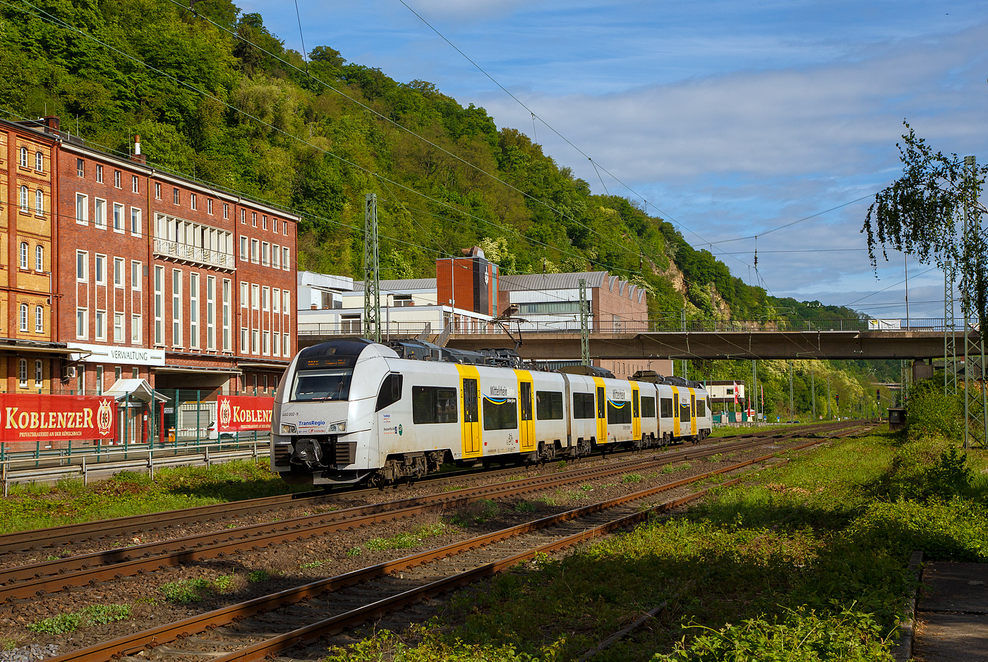 Der Siemens Desiro ML  (460 002-9/860 002-5/460 502-8) der trans regio (MittelrheinBahn) fährt am 28.04.2018 ,als MRB 26 MittelrheinBahn (Köln – Bonn – Koblenz – Boppard – Mainz), von Koblenz in Richtung Mainz.