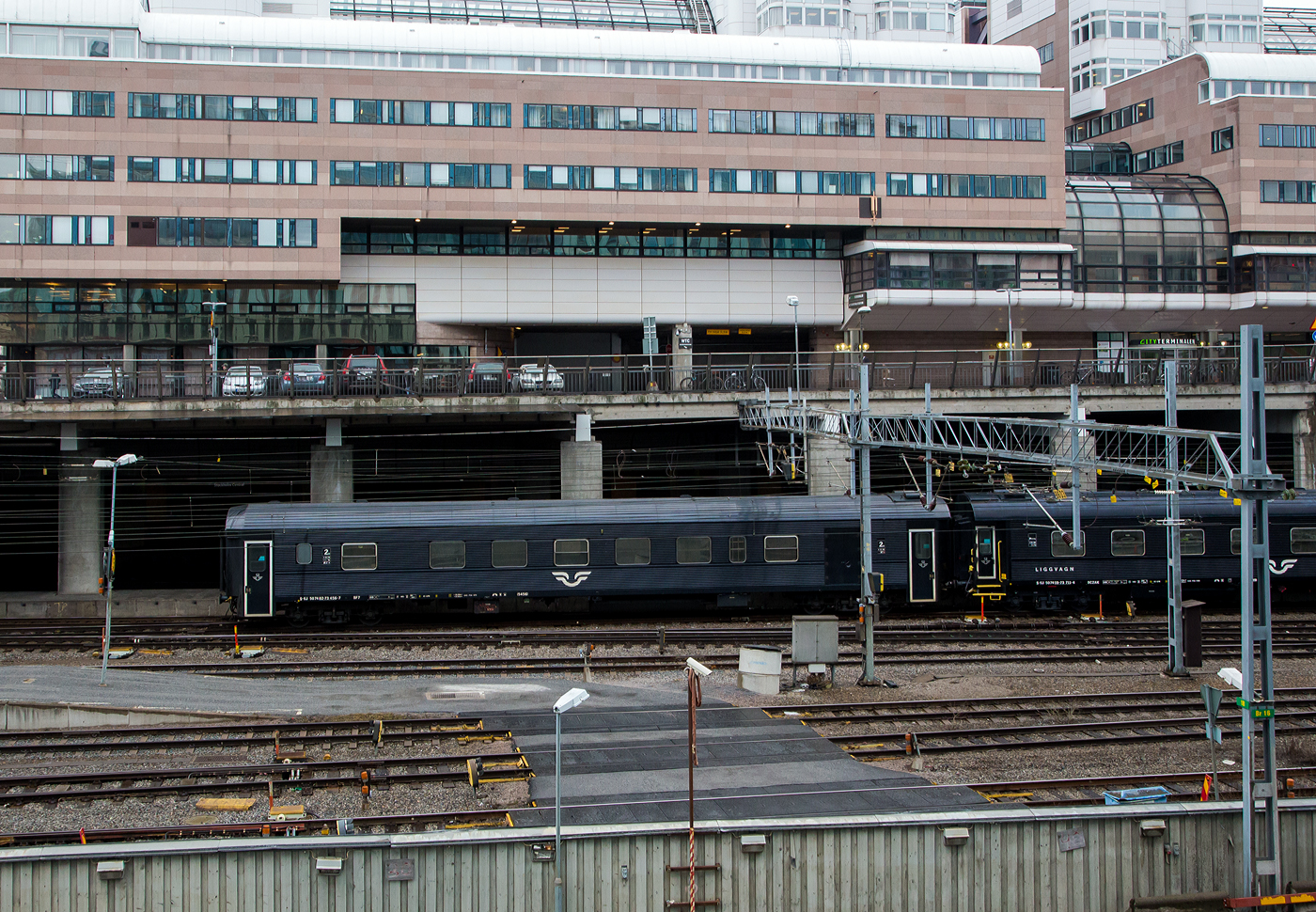 Der SJ zweite Klasse Reisezugwagen mit Gepäckabteil BF7 - 5456, S-SJ 50 74 82-73 456-7, der SJ (Statens Järnvägar AB, ehemaligen schwedische Staatsbahnen), ex SJ  BF4 – 5456, am 21 März 2019 am Zugende von einem Personenzug bei der Einfahrt in den Bahnhof Stockholm Central (Stockholm Hbf).

Die SJ beschloss 2008, einige ihrer Reisezugwagen aus den 1980er Jahren umzubauen und zu modernisieren. So wurden 28 der zwischen 1985-1986 von Kalmar Verkstads AB gebauten BF4-Wagen, wurden zwischen 2010 und 2011 zu BF7 umgebaut.  

TECHNISCHE DATEN:
Umgebaute Anzahl: 28
Nummerierungen SJ : 5401-5404, 5412-5425, 5456-5465
Hersteller: Kalmar Verkstads AB
Baujahre: 1985 und 1986 (Umbau 2010 und 2011)
Spurweite: 1.435 mm (Normalspur)
Länge über Puffer: 26.400 mm
Wagenkastenlänge: 25.900 mm
Wagenkastenbreite: 3.080 mm
Höhe über Schienenoberkante: 4.400 mm
Drehzapfenabstand: 18.500 mm
Achsstand im Drehgestell: 2.500 mm
Laufraddurchmesser: 980 mm (neu)
Leergewicht: 47 t
Höchstgeschwindigkeit: 160 km/h
Sitzplätze in der 2. Klasse: 46 (40 im Großraum und ein 6er Abteil)
Toiletten: 1 (geschlossenes System)
Bremsbauart: KE-GPR

Quelle: järnväg.net
