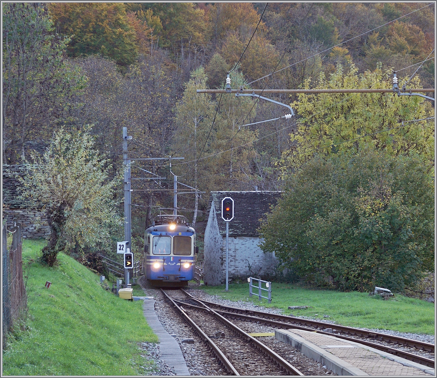 Der SSIF ABe 8/8 21  ROMA  (UIC 94 83 4880 021-0 I-SSIF) erreicht als PE72 69 bzw.  Diretto Domodossola - Locarno  den Bahnhof von Verigo, wo ich aus dem nach Domo fahrenden ABe 6/6 33 dank den zu öffnenden Fenster dieses (und noch weitere) Bilder machen konnte. 

31. Okt. 2024
