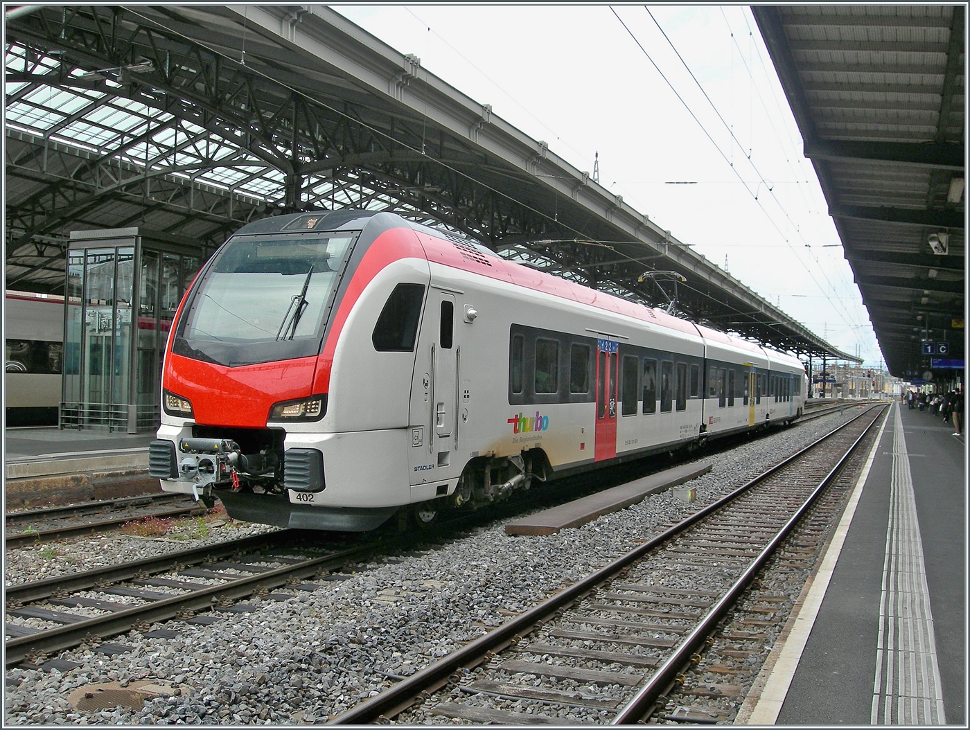 Der Thurbo EVO RABe 531 402-1 mit der etwas erstaunten UIC Anschrift RAB 94 85 0 531 402-1 CH-THB) auf einer Testfahrt in Lausanne.

4. Juni 2025