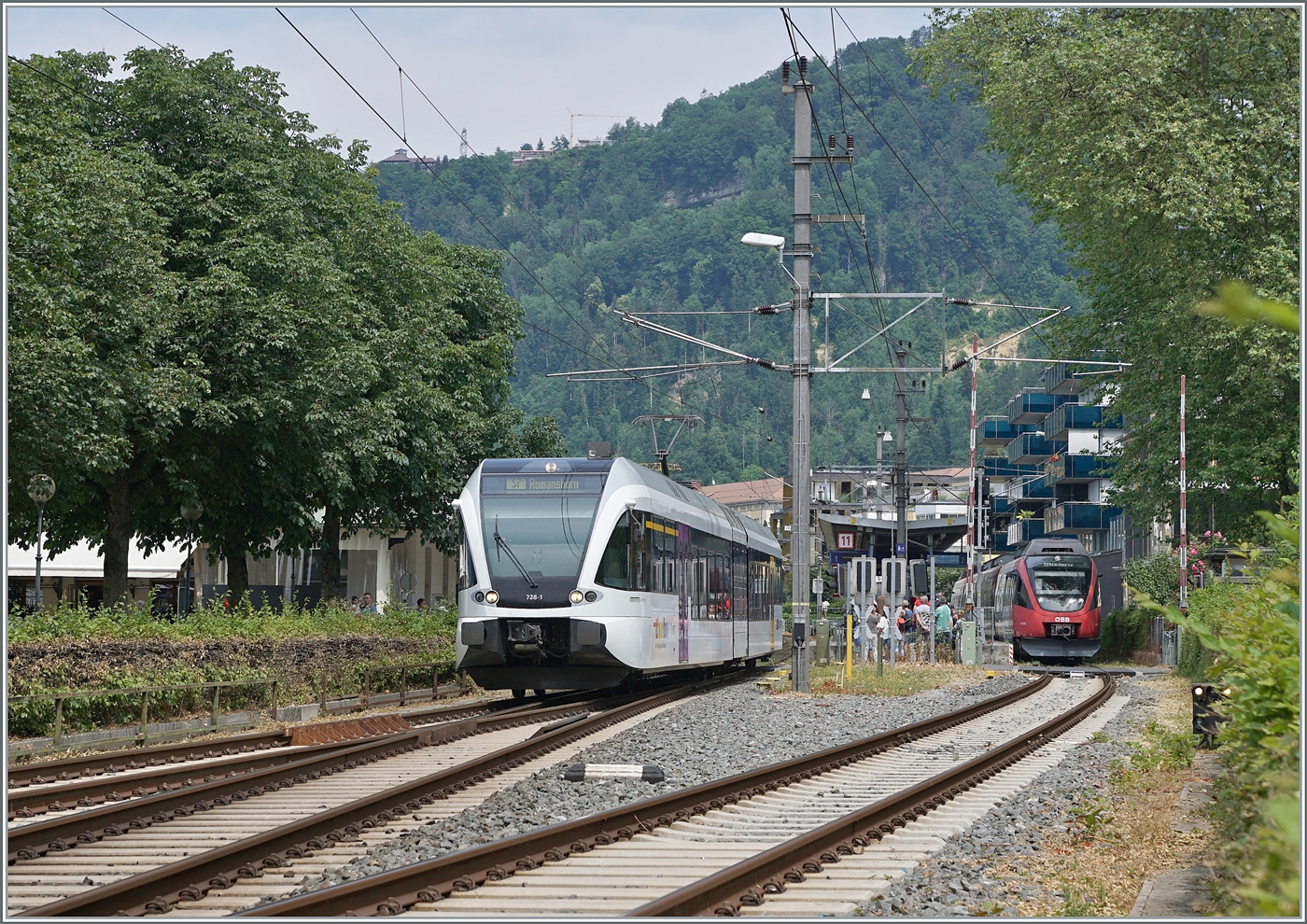 Der Thurbo GTW RABe 526 728-1  Läufelfingerli  ist als S7 auf der Fahrt von Lindau Reutin nach Romanshorn und erreicht den Bahnhof von Bregenz. Im Hintergrund ist ein ÖBB 4024 zu erkennen, der im Bahnhof von Bregenz Hafen auf die Abfahrt wartet, wobei  Bregenz Hafen  eigentlich  nur  ein Bahnhofsteil von Bregenz ist.

18. Juni 2023