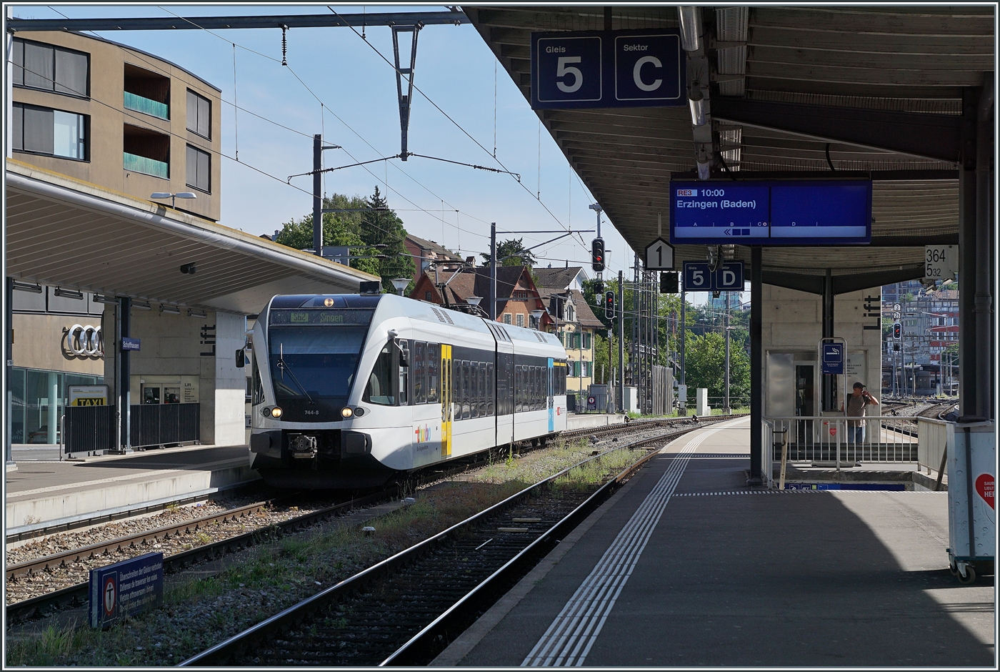 Der Thurbo GTW RABe 526 744-8 erreicht als S62 Schaffhausen und wird gleich auf die Gegenleistung wenden. Der GTW besitzt einen DB/�BB - tauglichen Stromabnehmer, der aber auf der DB Strecke Schaffhausen - Singen nicht ben�tig wird, da diese nach SBB-Norm (aber mit DB Masten) elektrifiziert ist. 

7. Juli 2026