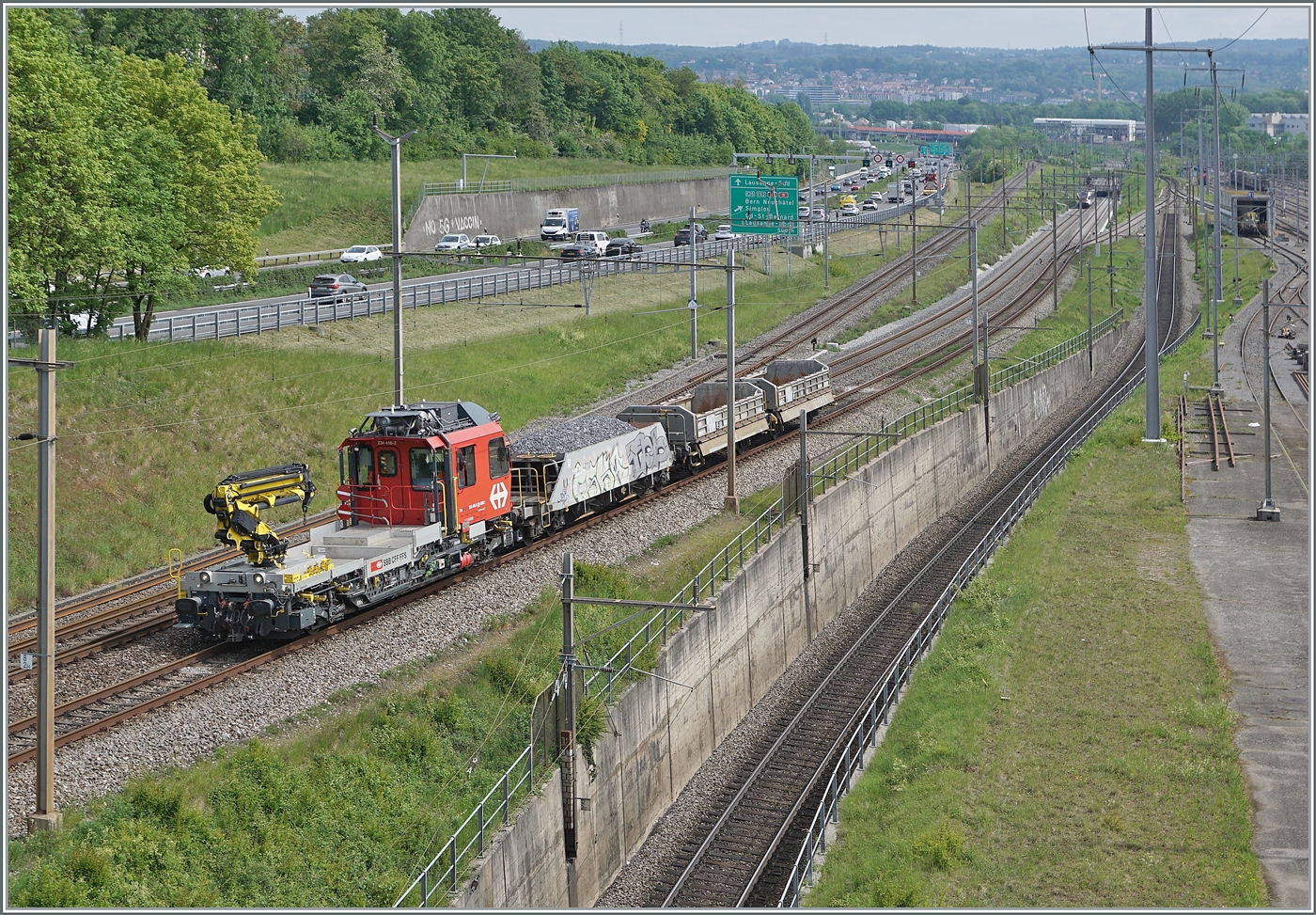 Der Tm 234 418-2  Dart  (Windhoff) ist mit drei Zweiachsigen Dienstwagen auf dem Weg in Richtung Morges. Weit im Hintergrund ist ein SBB RABe 523 Flirt zu erkennen, der nach Lausanne f�hrt. 

29. April 2026