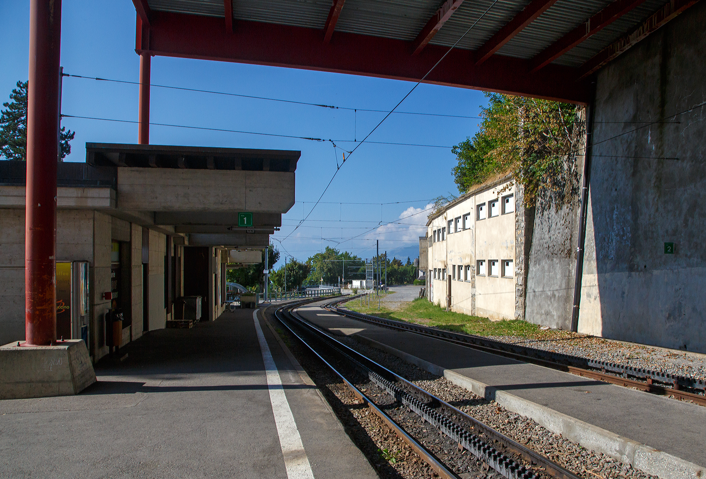 Der tpc AL Bahnhof (Aigle-Leysin-Bahn) Leysin-Feydey auf 1.398 m ü. M. am 08. September 2023, von der Gleisseite Blickrichtung Talwärts.
