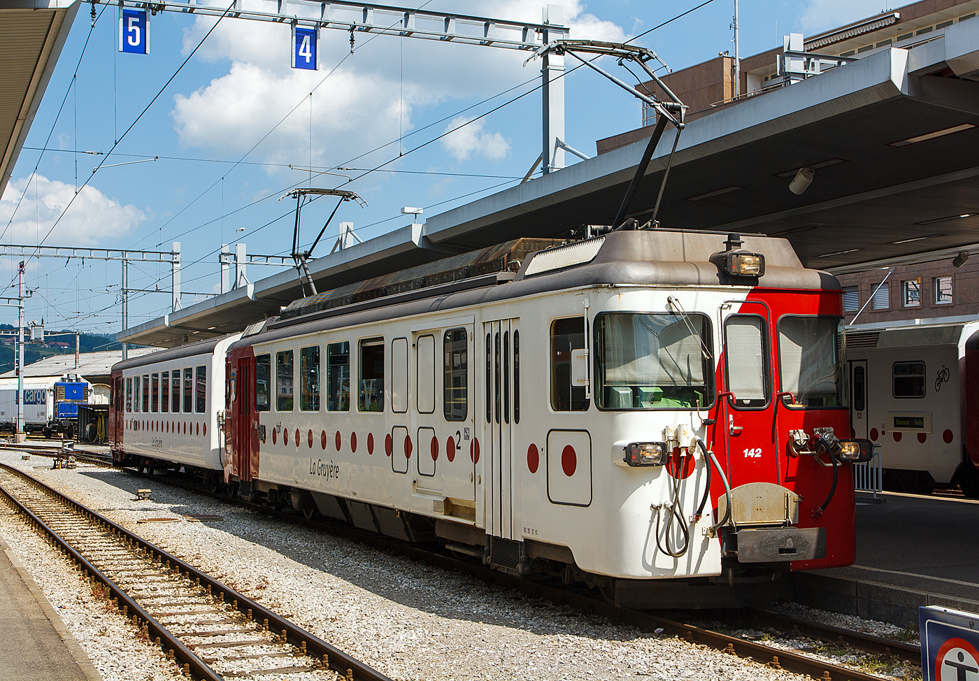 Der tpf - La Gruyre Meterspurtriebwagen BDe 4/4 – 142 „Semsales“ mit dem Steuerwagen Bt 252 stehen am 28.05.2012 im Bahnhof Bulle zur Abfahrt nach Broc bereit.

Die BDe 4/4 Nummer 141 und 142 sind elektrische Meterspur-Triebwagen. Sie wurden 1972 von der Chemins de fer fribourgeois Gruyre–Fribourg–Morat (GFM) beschafft. Hergestellt wurden sie von Schindler Waggon (mechanischer Teil) und SAAS - Socit Anonyme des Ateliers de Scheron (elektrischer Teil).

Geschichte:
Fr den Bau der Autobahn N 12 wurden von der GFM Kiestransporte durchgefhrt. Dazu beschafft die GFM diese beiden Triebwagen und zehn Selbstentladewagen. Diese wurden als Pendelzge, bestehend aus je einem Triebwagen und vier Selbstentladewagen eingesetzt, wobei jeweils ein Wagen als Steuerwagen ausgerstet war. So konnten zeitaufwendige Rangierfahrten gespart werden. Fr diese Transporte wurden die Triebwagen zuerst ohne Inneneinrichtung, ohne Abteilsenkfenster und mit grner Lackierung geliefert. Stattdessen wurden 11 Tonnen Ballast in Form von Sandscken geladen, wodurch sich das Dienstgewicht auf 46 Tonnen erhhte.

Mit dem Abschluss der Kiestransporte im Jahr 1980 wurden die Triebwagen in silber/orange neu lackiert und erhielten ihre Innenausstattung. Sie wurden daraufhin im normalen Personen- und Gterverkehrs eingesetzt. Als die GFM im Jahr 1985 vom Rollschemel- auf Rollbockverkehr umstellte, konnten die Gterwagen nur mit einem zustzlichen Kompressorwagen fr die Druckluftbremse befrdert werden, da die Triebwagen nur ber eine Vakuumbremse verfgen.

Durch die Fusion der GFM mit der Transport en commun de Fribourg (TF) im Jahr 2000 kamen die Triebwagen zu den Freiburgischen Verkehrsbetrieben (TPF).

Mit der Lieferung der neuen Triebwagen ABe 2/4 und Be 2/4 wurden die beiden Triebwagen im Jahr 2017 abgestellt. Der Triebwagen 141 gelangte daraufhin zur GFM Historique und dieser Triebwagen 142 wurde abgebrochen (verschrottet).

Technik:
Der Wagenkasten ist eine geschweite, selbsttragende Leichtbau-Stahlkonstruktion. Der Innenraum ist durch Querwnde geteilt, sodass ein Raucherabteil mit 24 Sitzen, ein Nichtraucherabteil mit 16 Sitzen und ein Gepckabteil entstehen. Das Gepckabteil ist mit Schiebetoren ausgestattet. Die Einstiegstren sind als pneumatisch bettigte Falttren mit Klapptritt ausgefhrt.

Der Drehgestellrahmen besteht aus einem geschweiten Stahlhohltrger mit Lngs-, Quer- und Kopftrgern. Die Fahrmotoren sind in Lngsrichtung angeordnet und treiben ber eine Kardanwelle und Hypoidegetriebe die Achsen an. Die Primr- und Sekundrfederung besteht aus Schraubenfedern, wobei die Sekundrfederung mit zustzlichen Gummifedern ausgerstet ist. Die Kraftbertragung zwischen Drehgestell und Kasten erfolgt mittels eines Lenkersystems.

Aufgrund der Gre der Vakuumbremsanlage ist diese nicht im Drehgestell angeordnet, sondern zwischen den Drehgestellen unterhalb des Wagenbodens. Dort ist auch ein Teil der elektrischen Ausrstung untergebracht.

Auf dem Dach sind die zwei Einholm-Stromabnehmer, die Fahr- und Bremswiderstnde und Ventilatoren zur Khlung der Fahrmotoren angeordnet.

TECHNISCH DATEN Triebwagen (BDe 4/4 141 und 142):
Hersteller: Schindler Waggon (mechanisch), SAAS (elektrisch) 
Anzahl: 2
Baujahr: 1972, geliefert ohne Inneneinrichtung und mit abgedeckten Abteilfenstern, mit 11 Tonnen Sandscke als Ballast fr die Kieszge.
Umbau 1981 entfernen der Ballast-Scke und Einbau der Innenausstattung und Neulackierung in silber/orange.
Ausmusterung: 2017
Spurweite: 1.000 mm (Meterspur)
Achsfolge: Bo‘ Bo
Lnge ber Kupplung: 17.900 mm
Hhe: 3.300 mm
Breite: 3.046 mm
Drehzapfenabstand: 11.300 mm
Achsstand im Drehgestell : 2.500 mm
Treibraddurchmesser:  850 mm
Eigengewicht: 36,5 t
Hchstgeschwindigkeit: 70 km/h
Stundenleistung: 672 kW
Stromsystem: 900 V DC
Strombertragung: Oberleitung
Anzahl der Fahrmotoren: 4
Getriebe: Hypoidantrieb (Abwandlung eines Kegelradgetriebes)
Untersetzung: 1:6,57
Bremse: Federspeicher-, elektrische Widerstands- und Vakuumbremse
Kupplungstyp: Handgekuppelte Mittelpufferkupplungen
Maximale Zuladung (Gepckabteil): 2,0 t
Sitzpltze:  40 (in der 2. Klasse ohne Klappsitze)
Stehpltze: 56
Fubodenhhe:  1.020 mm

TECHNISCH DATEN Steuerwagen Bt 252:
Anzahl der Achsen: 4 (in 2 Drehgestellen)
Lnge ber Kupplung: 16.810 mm
Drehzapfenabstand: 11.350 mm
Eigengewicht: 17,5 t
Sitzpltze:  62 (in der 2. Klasse ohne Klappsitze)
