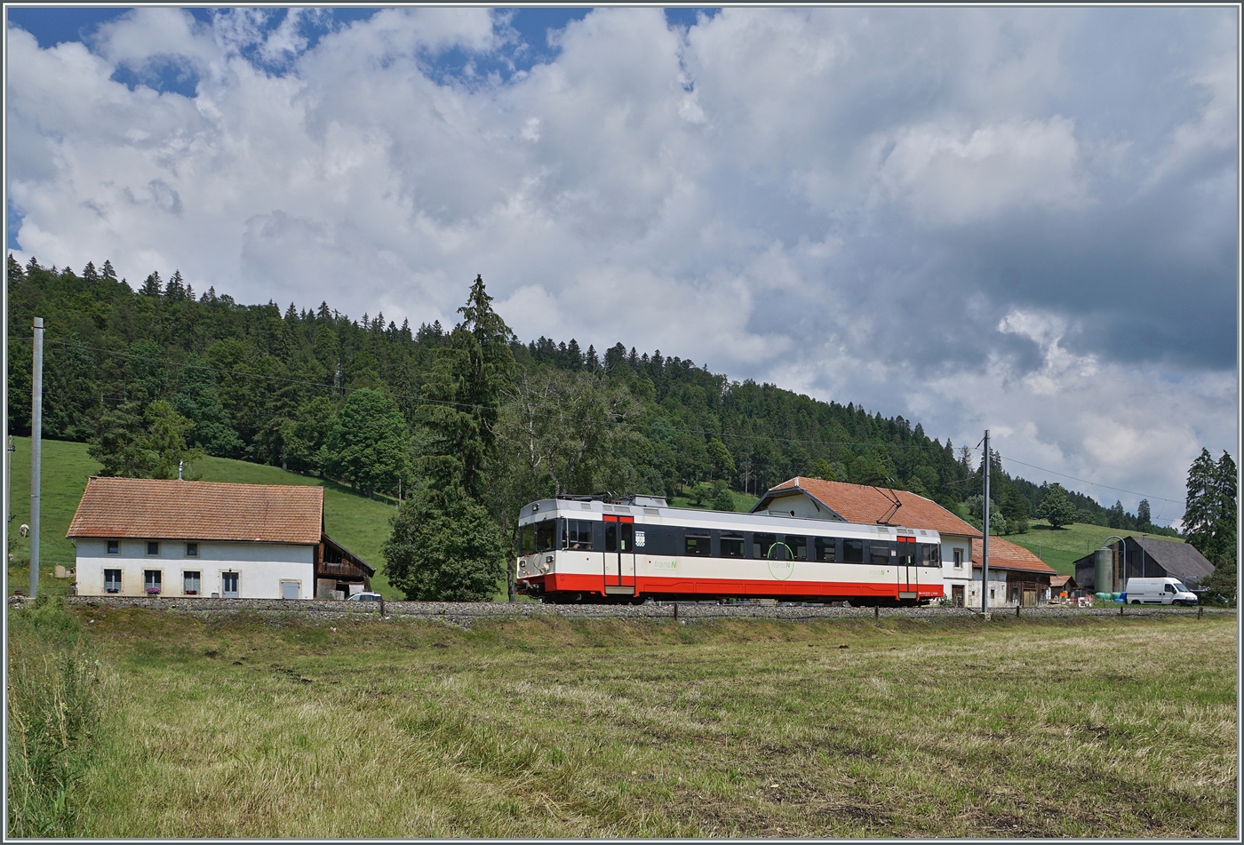 Der transN (ex cmn) BDe 4/4 N° 6 ist bei Les Coeudres als Regionalzug R 22 316 auf dem Weg nach Les Ponts de Martel. Diese Leistung ist eigentlich die Rückleistung als Leerfahrt des Schülerzugs R 22 317 von Les Ponts de Martel nach La Corbatières, welche im Fahrplan publiziert ist und genutzt werden kann, wobei ich gestern der einzigste Reisende war. Zudem hält der Zug nur in La Sagne. 27. Juni 2024