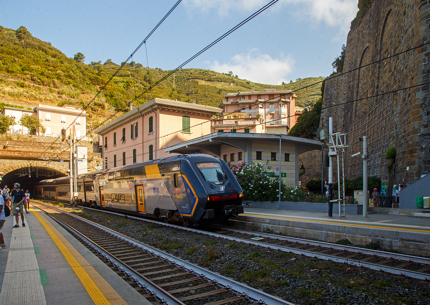 Der Trenitalia “Rock” ETR 521-021, ein fünfteiliger Elektrotriebzug vom Typ Hitachi Caravaggio, erreicht am 22.07.2022 als Cinque Terre Express (Regionale 22907) von Levanto nach La Spezia Centrale, den Bahnhof Riomaggiore (Cinque Terre). 