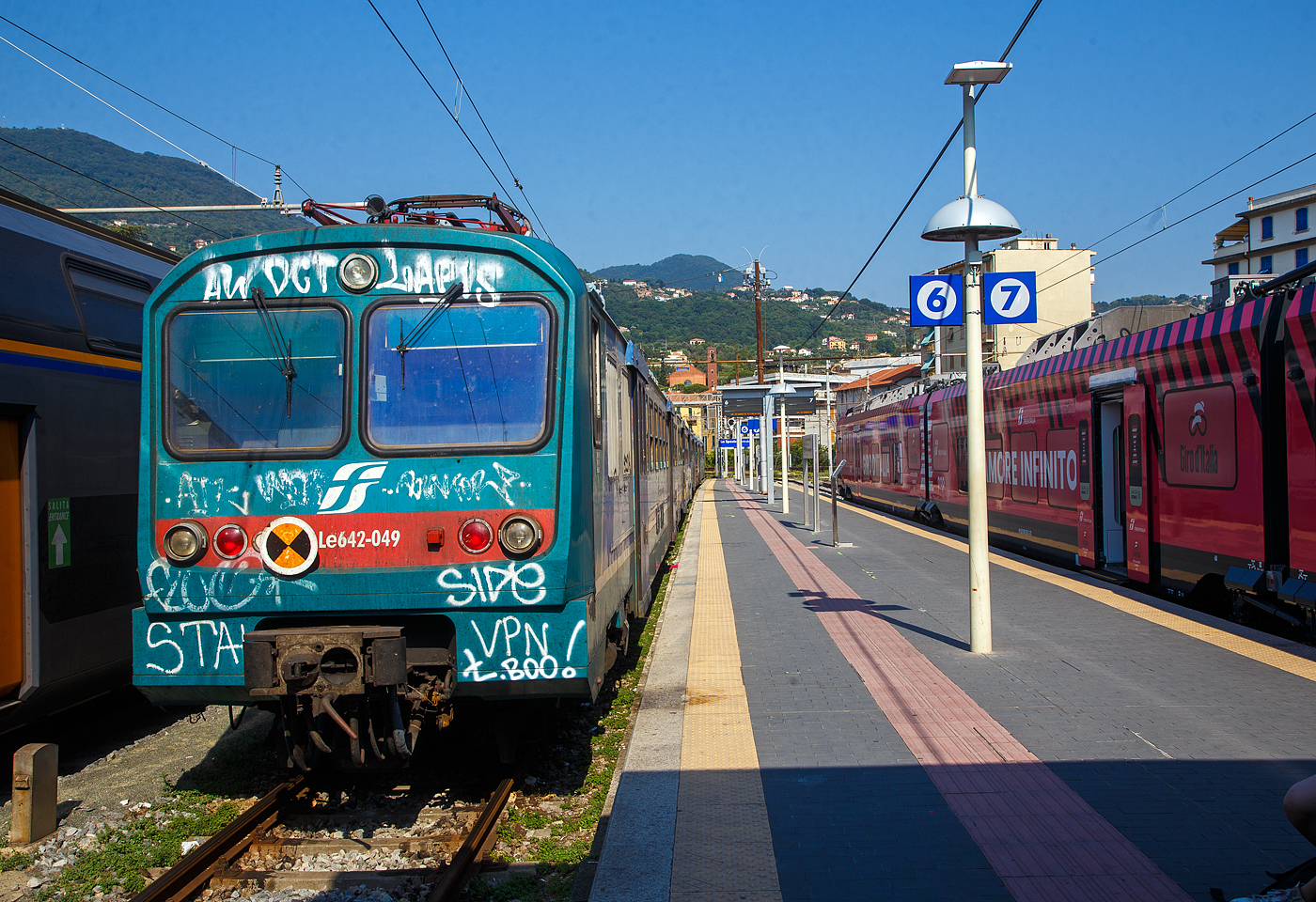 Der Trenitalia ALe 642 / Le 764 / Le 682 steht am 21.07.2022 im Bahnhof La Spezia Centrale.
Die Elektrotriebzge der Baureihen ALe 642 / Le 764 / Le 682 der italienischen Ferrovie dello Stato (FS) sind leichte Elektrotriebzge, die von 1991 bis 1995 beschafft wurden. Die zwischen 1991 und 1995 gelieferter Serie umfasste 60 Triebwagen (Ale 642), 24 Steuerwagen (Le 682) und 48 Zwischenwagen (Le 764). Gebaut wurden sie durch AnsaldoBreda, Firema sowie Stanga. Die Triebwagen haben nur einen Fhrerstand und werden deshalb immer mindestens mit dem zugehrigen Steuerwagen Le 682 oder mit einem zweiten Triebwagen ALe 642 eingesetzt. Es knnen zustzlich ein bis zwei Zwischenwagen Le 764 eingereiht werden. Die Zge sind wegen genderter Steuerstromkreise nicht kompatibel mit den vorhergehenden Zgen, den Triebwagen ALe 724 oder ALe 582. 

Diese Elektrische Triebzge sind eine Weiterentwicklung der Triebwagen ALe 582 und der dazu gehrenden Steuer- und Zwischenwagen, die Ende der 1980er Jahre geliefert wurden. Neben den genderten Steuerstromkreisen wurde der Triebwagen wieder auf reine 2.-Klasse-Bestuhlung umgestellt und im Steuerwagen das Gepckabteil entfernt und zustzliche Pltze 2. Klasse untergebracht.

Die Triebwagen sind mit vier Fahrmotoren ausgerstet, die ber Chopper mit Energie versorgt werden. Die elektrische Bremse kann sowohl als Nutzbremse wie auch als Widerstandsbremse betrieben werden. Ein statischer Hilfsbetriebeumrichter erzeugt 380 V 50 Hz Wechselstrom zur Versorgung der Hilfsbetiebe.

TECHNISCHE DATEN der Triebwagen ALe 642
Spurweite: 1.435 mm (Normalspur)
Achsfolge: Bo 'Bo'
Lnge ber Puffer: 26.115 mm
Drehzapfenabstand: 17.540 mm
Achsabstand im Drehgestell: 2.560 mm
Raddurchmesser:  860 mm (neu)
Eigengewicht: 54 t
Anzahl der Motoren: 4
Motortyp: 4 EXH 4046
bersetzungsverhltnis:  30/75
Stundenleistung:  4 x 313 kW = 1.252 kW
Dauerleistung: 4 x  280 kW = 1.120 kW
Hchstgeschwindigkeit: 140 km/h
Stromsystem: 3 kV DC (3000 V =)

