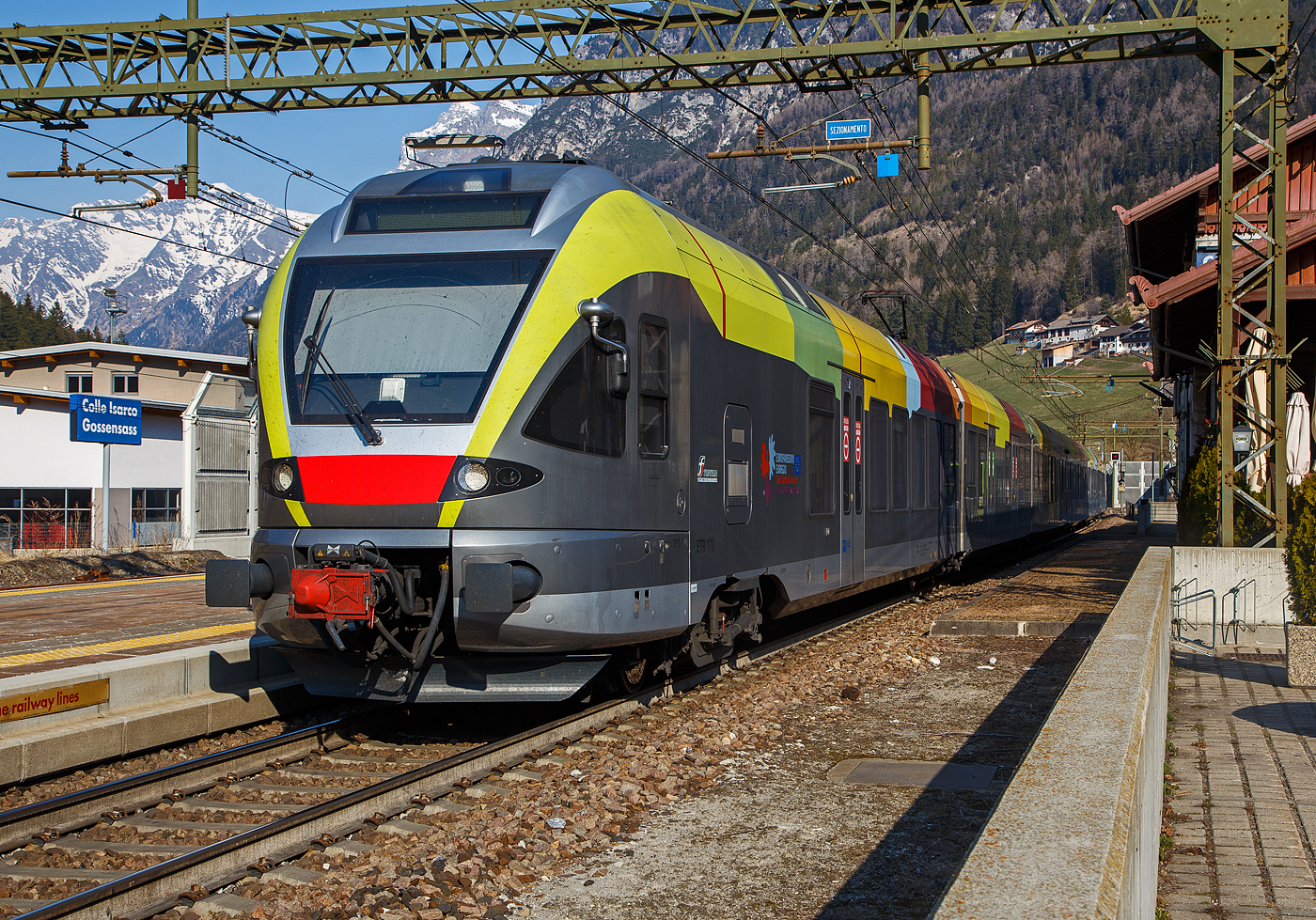 Der Trenitalia ETR 170 217, ein sechsteiliger Stadler FLIRT (MS für I / A) hat am 26.03.2022, als Regionalzug von Brenner/Brennero via Bozen/Bolzano nach Meran/Merano, den Bahnhof Gossensaß/Colle Isarco erreicht.

Diese sechsteiligen Elektrotriebzüge vom Typ Stadler FLIRT wurden für den grenzüberschreitenden Verkehr zwischen Italien und Österreich konzipiert. Die 160 km/h schnellen Züge werden auf den Linien Meran-Bozen-Brenner, Unterland Trento-Ala und Franzensfeste-Innichen-Lienz (Pustertal) eingesetzt. Die aktuelle Flotte besteht derzeit aus 25 FLIRTs. Sie sollen auch noch im Vinschgau (Meran-Mals), unter 25 kV 50 Hz, eingesetzt werden. Sie sind mit dem Zugsicherungssystem ETCS ausgestattet. Die Flachbautechnik ermöglicht den direkten Einstieg ohne Podest. Der klimatisierte Innenraum und das offene und transparente Design machen die Reise mit angenehm für die Passagiere. Ein modernes Informationssystem versorgt die Fahrgäste mit allen notwendigen Informationen, sie sind zudem mit WLAN ausgestattet.

TECHNISCHE DATEN:
Bezeichnungen: ETR 170 (6-Teiler)
Spurweite:  1.435 mm (Normalspur)
Achsformel: Bo’ 2’2’2’2’2’ Bo’
Länge über kupplung:106.578 mm 
Fahrzeugbreite: 2.800 mm
Fahrzeughöhe: 4.150 mm
Achsabstand in den Drehgestellen: 2.700 mm
Treibraddurchmesser: 860 mm (neu)
Laufraddurchmesser: 750 mm (neu)
Dauerleistung am Rad: 2.000 kW
Maximale Leistung am Rad: 2.600 kW
Stromsysteme: 15kV/16,7Hz; 25kV/50Hz; 3kV DC 
Anfahrzugkraft (bis 47 km/h):  200 kN
Höchstgeschwindigkeit: 160 km/h
Beschleunigung:  1,0 m/s²
Anzahl der Türen je Längsseite: 10
Breite der Türen: 1.320 mm
Maximale Sitzplätze: 258