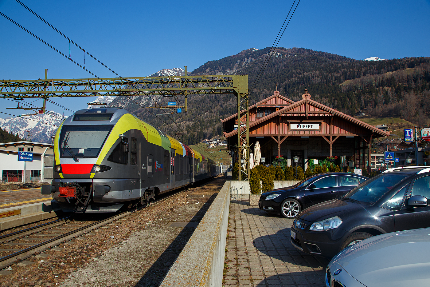 Der Trenitalia ETR 170 217, ein sechsteiliger Stadler FLIRT (MS für I / A) hat am 26.03.2022, als Regionalzug von Brenner/Brennero via Bozen/Bolzano nach Meran/Merano, den Bahnhof Gossensaß/Colle Isarco erreicht.

Diese sechsteiligen Elektrotriebzüge vom Typ Stadler FLIRT wurden für den grenzüberschreitenden Verkehr zwischen Italien und Österreich konzipiert. Die 160 km/h schnellen Züge werden auf den Linien Meran-Bozen-Brenner, Unterland Trento-Ala und Franzensfeste-Innichen-Lienz (Pustertal) eingesetzt. Die aktuelle Flotte besteht derzeit aus 25 FLIRTs. Sie sollen auch noch im Vinschgau (Meran-Mals), unter 25 kV 50 Hz, eingesetzt werden. Sie sind mit dem Zugsicherungssystem ETCS ausgestattet. Die Flachbautechnik ermöglicht den direkten Einstieg ohne Podest. Der klimatisierte Innenraum und das offene und transparente Design machen die Reise mit angenehm für die Passagiere. Ein modernes Informationssystem versorgt die Fahrgäste mit allen notwendigen Informationen, sie sind zudem mit WLAN ausgestattet.

TECHNISCHE DATEN:
Bezeichnungen: ETR 170 (6-Teiler)
Spurweite:  1.435 mm (Normalspur)
Achsformel: Bo’ 2’2’2’2’2’ Bo’
Länge über kupplung:106.578 mm 
Fahrzeugbreite: 2.800 mm
Fahrzeughöhe: 4.150 mm
Achsabstand in den Drehgestellen: 2.700 mm
Treibraddurchmesser: 860 mm (neu)
Laufraddurchmesser: 750 mm (neu)
Dauerleistung am Rad: 2.000 kW
Maximale Leistung am Rad: 2.600 kW
Stromsysteme: 15kV/16,7Hz; 25kV/50Hz; 3kV DC 
Anfahrzugkraft (bis 47 km/h):  200 kN
Höchstgeschwindigkeit: 160 km/h
Beschleunigung:  1,0 m/s²
Anzahl der Türen je Längsseite: 10
Breite der Türen: 1.320 mm
Maximale Sitzplätze: 258
