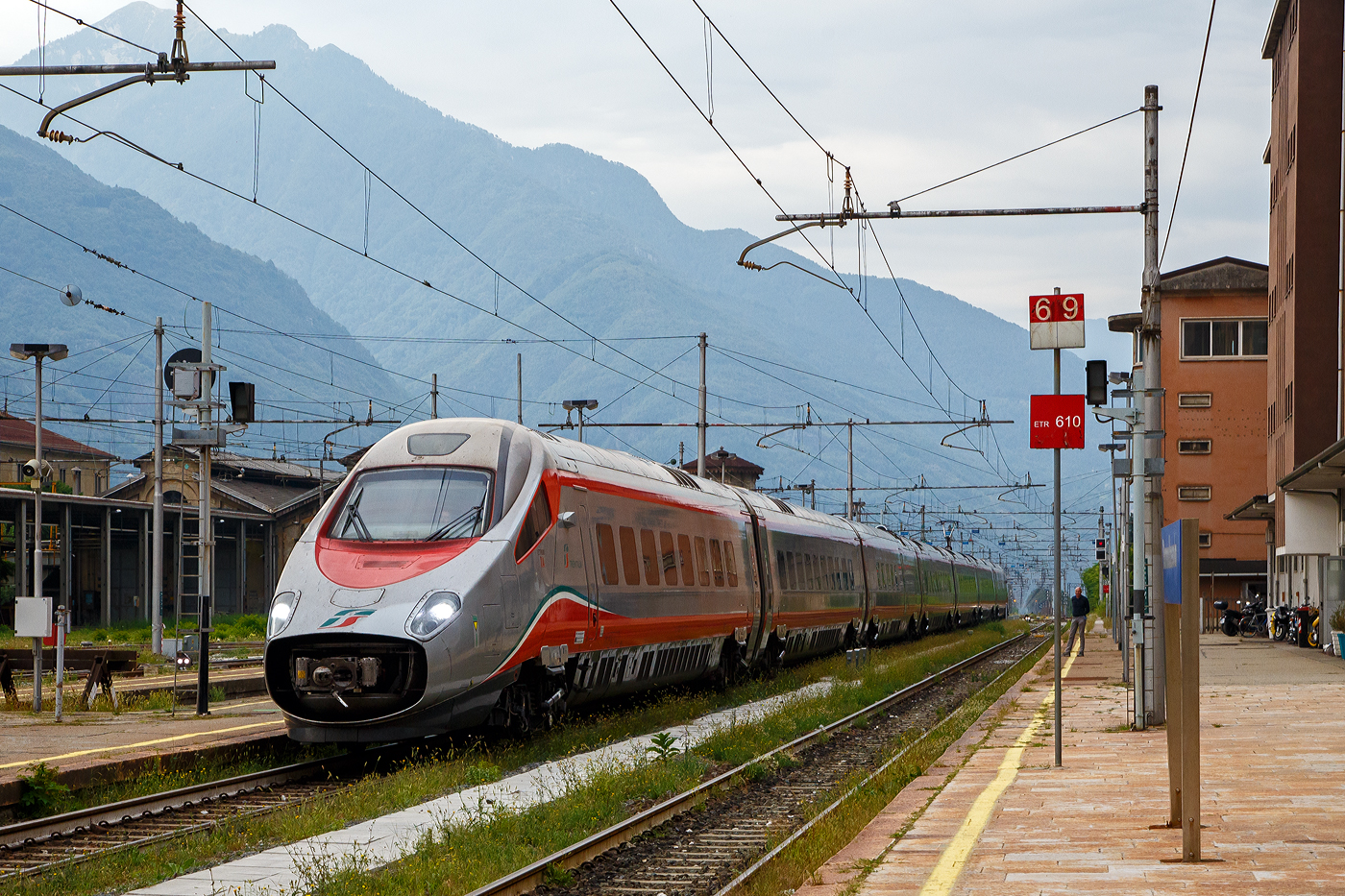 Der Trenitalia  Frecciargento“ ETR 610 011(93 85 5 610 111-2 CH-TI / 93 85 5 610 711-0 CH-TI) erreicht als EC 50 (Milano Centrale – Spiez - Basel SBB) am 07 September 2021, den Fotografend grüßend, den Bahnhof Domodossola. Nochmals einen lieben Gruß an den Lokführer zurück.

Die für 250 km/h zugelassenen Dreisystem Hochgeschwindigkeitstriebzüge ETR 610 haben die Zulassungen für die Schweiz, Italien und Deutschland. 
