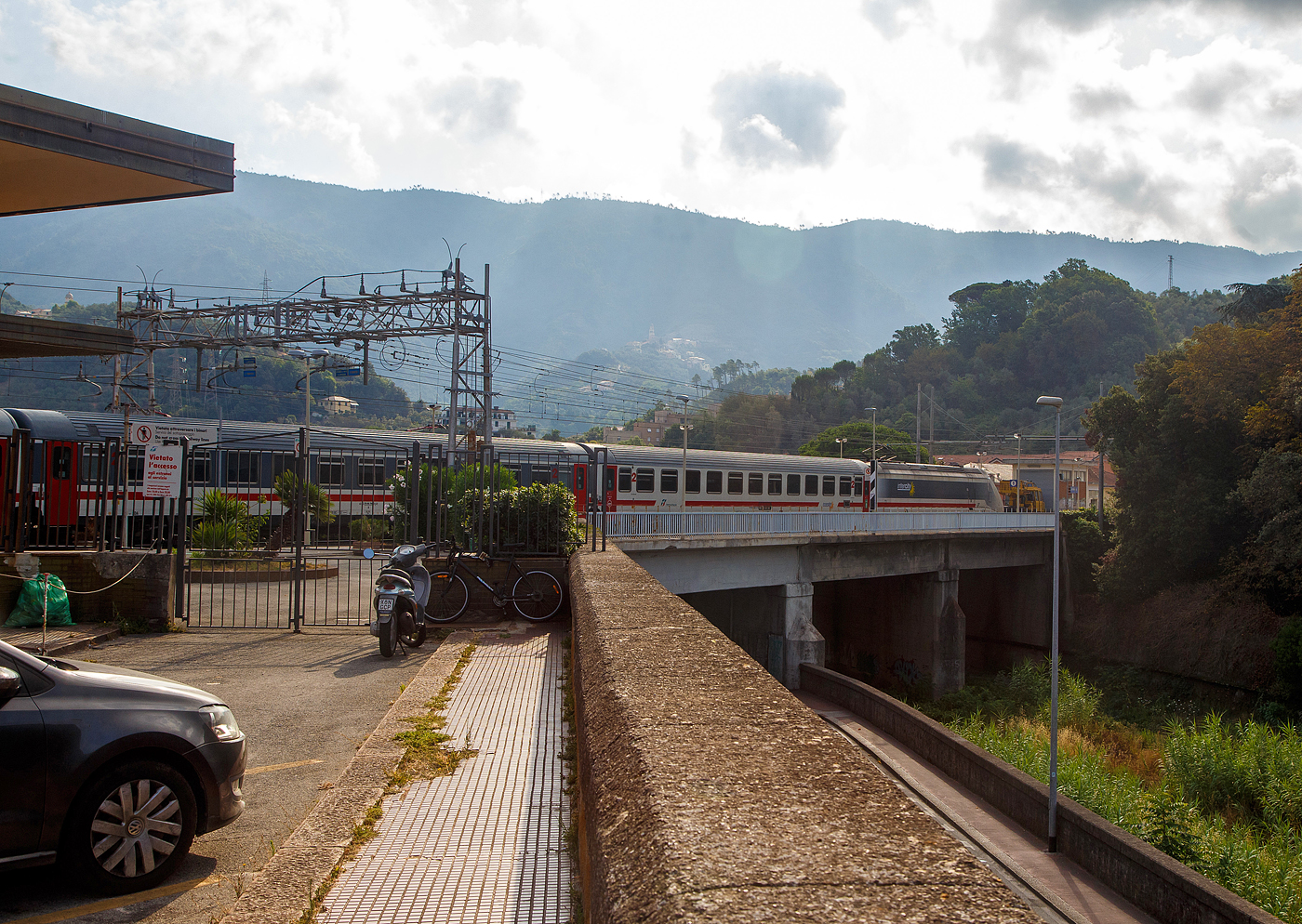 Der Trenitalia InterCity IC 651 (Milano Centrale - Genova - Pisa Centrale - Livorno Centrale) erreicht am 23.07.2022, im Sandwich zweier E.414 (ehemalige Triebköpfe E.404 A der ersten ETR 500 – Monotensione), den Bahnhof Levanto an der Italienischen Riviera (nördlich der Cinque Terre).