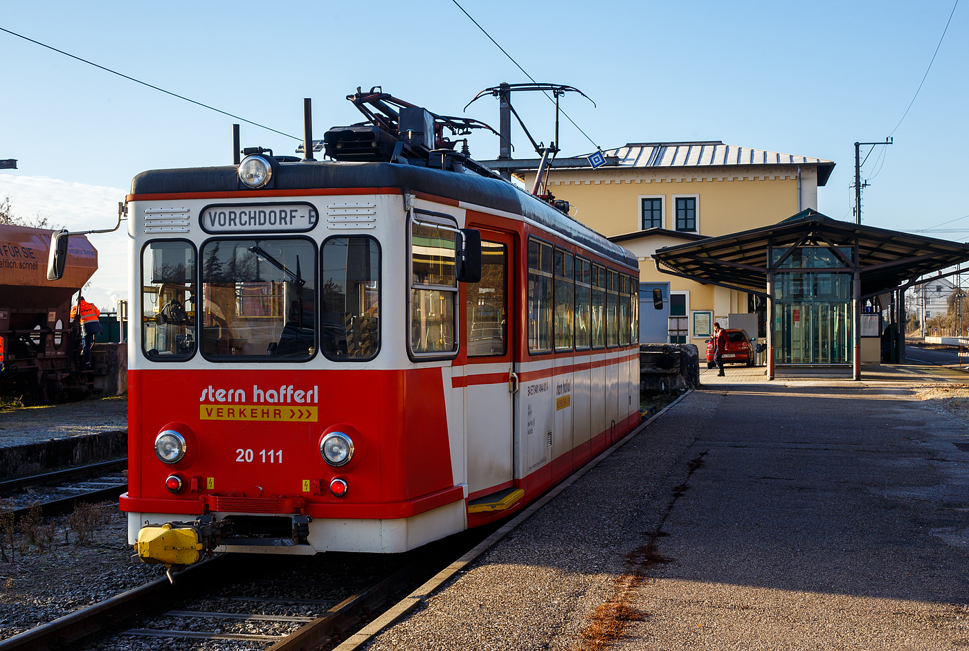 Der Triebwagen ET 20 111 (B4 ET 9481 4944 001-8) der Stern & Hafferl Verkehrsgesellschaft m.b.H. (StH), ex Extertalbahn ET 5 (der vbe - Verkehrsbetriebe Extertal GmbH), steht am 14 Januar 2025 im Bahnhof Lambach. als Linie 160 „Vorchdorferbahn“, zur baldigen Abfahrt nach Vorchdorf-Eggenberg bereit.

Der Elektrotriebwagen wurde 1953 von Westwaggon (Vereinigte Westdeutsche Waggonfabriken) für die Extertalbahn AG (heute vbe - Verkehrsbetriebe Extertal GmbH) gebaut (die Elektrik ist von AEG), wo er bis zu dessen Aufgabe der Verkehrsleistung Ende 1969 im Einsatz war. Danach wurden er wie 2 weitere ET an das österreichische Verkehrsunternehmen Stern & Hafferl verkauft. Hier sind sie noch heute im alltäglichen Planverkehr im Einsatz. Bei der vbe fuhren die ET unter 1.500 V Gleichstrom hier bei der Vorchdorferbahn fahren sie unter 750 V Gleichstrom. 

Die Baureihe Extertalbahn ET 4 bis 6 sind vierachsige normalspurige Elektrotriebwagen der Extertalbahn für deren Strecke von Rinteln nach Barntrup (Deutschland). Diese wurden 1953 und 1956 beschafft und waren für den Personenverkehr ohne Beiwagen bestimmt. Um den Personenverkehr attraktiver zu gestalten, bestellte die Extertalbahn AG zwei Triebwagen, die 1953 von Westwaggon als ET 4–5 ausgeliefert wurden. Mit den Fahrzeugen konnte der Personenverkehr nach Aufgabe des Beiwagenbetriebes wesentlich beschleunigt werden, sodass 1956 ein dritter Triebwagen von der Waggonfabrik Rastatt als ET 6 geliefert wurde. Vorteile war neben der höheren Geschwindigkeit das größere Fassungsvermögen der Fahrzeuge. Mit ihnen wurde außerdem der Schaffnerbetrieb aufgegeben.

Mit den drei Zweirichtungswagen wurde der gesamte Personenverkehr bis zu dessen Aufgabe Ende 1969 durchgeführt. Danach wurden sie an das österreichische Verkehrsunternehmen Stern & Hafferl verkauft und sind nach wie vor dort im alltäglichen Planverkehr anzutreffen.

Die Fahrzeuge haben einen kantigen Wagenkasten. An den leicht verjüngten Fahrzeugenden befinden sich vor den Einstiegen die Führerpulte. Der hintere Einstiegsraum kann als Traglastenabteil verwendet werden. Zwischen den Einstiegen befindet sich das durch eine Abteilwand und Schiebetür abgetrennte Fahrgastabteil mit Vis-à-vis-Bestuhlung und Mittelgang.

Die Fahrzeuge erhielten eine Beleuchtung mit Dreilicht-Spitzensignal. Obwohl sie technisch straßenbahnähnlich sind, sind sie nach dem Umgrenzungsprofil E der Eisenbahn aufgebaut. Es werden alle vier Achsen über ein Stirnradgetriebe in Reihen- bzw. Parallelschaltung angetrieben. Die Steuerung erfolgt über ein Gleichstromnockenschaltwerk. Die Druckluft für die Druckluftbremse und die Türsteuerung wird von einem doppeltwirkenden Kompressor erzeugt.

TECHNISCHE DATEN:
Spurweite: 1.435 mm (Normalspur)
Achsformel: Bo' Bo'
Länge: 16.300 mm
Höhe: 3.190 mm (ohne SA)
Breite: 2.800 mm
Drehzapfenabstand: 7.900 mm
Achsabstand im Drehgestell: 1.800 mm
Dienstgewicht: 26.500 kg
Höchstgeschwindigkeit: 70 km/h
Dauerleistung: 4 × 75 kW
Raddurchmesser: 770 mm (neu)
Stromsystem: 750 V DC (=)	/ früher 1.500 V DC
Stromübertragung: Oberleitung
Anzahl der Fahrmotoren: 4
Bremse: Druckluftbremse, el. Widerstandsbremse, Spindelhandbremse
Sitzplätze: 	56/4

Die Lokalbahn Lambach–Vorchdorf-Eggenberg, auch Vorchdorferbahn genannt, ist eine normalspurige Lokalbahn in Oberösterreich. Die Strecke verläuft vom Bahnhof Lambach (an der ÖBB Westbahn Salzburg – Wien) über den Übergangsbahnhof Stadl-Paura bis Vorchdorf-Eggenberg (11,8 Kilometer). In Vorchdorf-Eggenberg besteht dann direkter Anschluss an die meterspurige Traunseebahn nach Gmunden.

Eigentümerin der Strecke ist die Lokalbahn Lambach-Vorchdorf-Eggenberg AG, die zu 72,5 % dem Bund, zu 11 % der OÖ Verkehrsholding GmbH, zu 9,4 % der Marktgemeinde Lambach, zu 3,3 % der Marktgemeinde Vorchdorf, und zu 2,7 % der Stern & Hafferl Verkehrs-GmbH, welche die Bahn auch betreibt, gehört. Der Rest ist Streubesitz.
