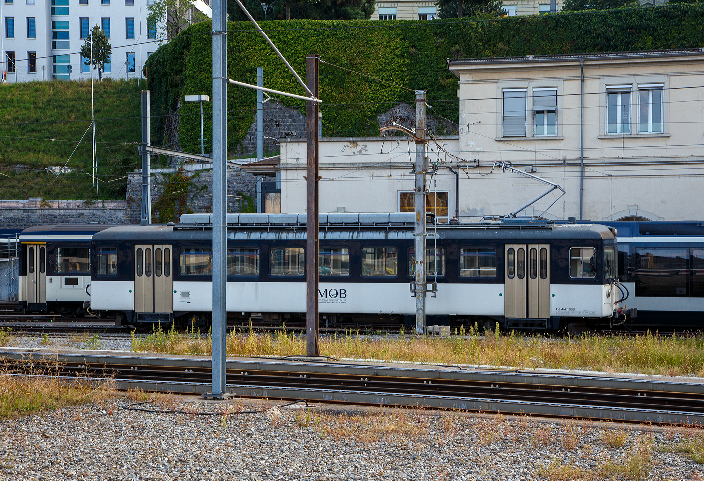 Der Triebwagen MOB Be 4/4 1006 (Typ „Bipperlisi“) Montreux-Berner Oberland-Bahn (Chemin de fer Montreux Oberland bernois), ex ASm Be 4/4 301 (Aare Seeland mobil AG), ex OJB Be 4/4 83 (Oberaargau-Jura-Bahnen) ist am 08.09.2023 beim Bahnhof Montreux abgestellt.

Der vierachsige elektrische Triebwagen wurde 1966 von SWS (Schweizerische Wagons- und Aufzgefabrik AG) in Schlieren gebaut, die elektrische Ausrstung ist von der MFO (Maschinenfabrik Oerlikon). Geliefert wurde er fr die Oberaargau-Jura-Bahnen als OJB Be 4/4 83. Die OJB entstand 1958 aus der Fusion der Langenthal-Jura-Bahn (LJB) mit der Langenthal-Melchnau-Bahn (LMB), ab 1990 Regionalverkehr Oberaargau (RVO). Die RVO fusionierte wiederum 1999 mit der Solothurn-Niederbipp-Bahn (SNB), der Biel-Tuffelen-Ins-Bahn (BTI) und den Oberaargauischen Automobilkursen (OAK) zur Aare Seeland mobil (ASm), so wurde aus dem Triebwagen der  ASm Be 4/4 301. IM Jahr 2012 wurde er dann an die MOB verkauft und in den Werksttten in Chernex an die Bedrfnisse anpasste und in den heutigen MOB Be 4/4 1006 unbenannte.

TECHNISCHE DATEN:
Hersteller: SWS/MOB
Spurweite: 1.000 mm (Schmalspur)
Achsformel: Bo’Bo’
Lnge ber Puffer: 18.230 mm
Lnge des Kastens: 17.070 mm
Drehzapfenabstand: 11.770 mm
Achsabstand im Drehgestell: 2.000 mm
Triebraddurchmesser: 760 mm (neu)
Hhe: 4.030 mm
Breite: 2.680 mm
Stundenleistung: 368 kW
Stundenzugkraft : 3,6 t (bei 35 km/h)
bersetzung: 1:5,64
Hchstgeschwindigkeit: 65 km/h
Eigengewicht: 34,5 t
Fahrleitungsspannung: 1200 V = (DC) bei ASm / heute bei MOB 900 V = (DC)
Sitzpltze: 46 (in der 2. Klasse) 
Zuladungsgewicht: 3,2 t
Bremsen: Hs / D / C / X
