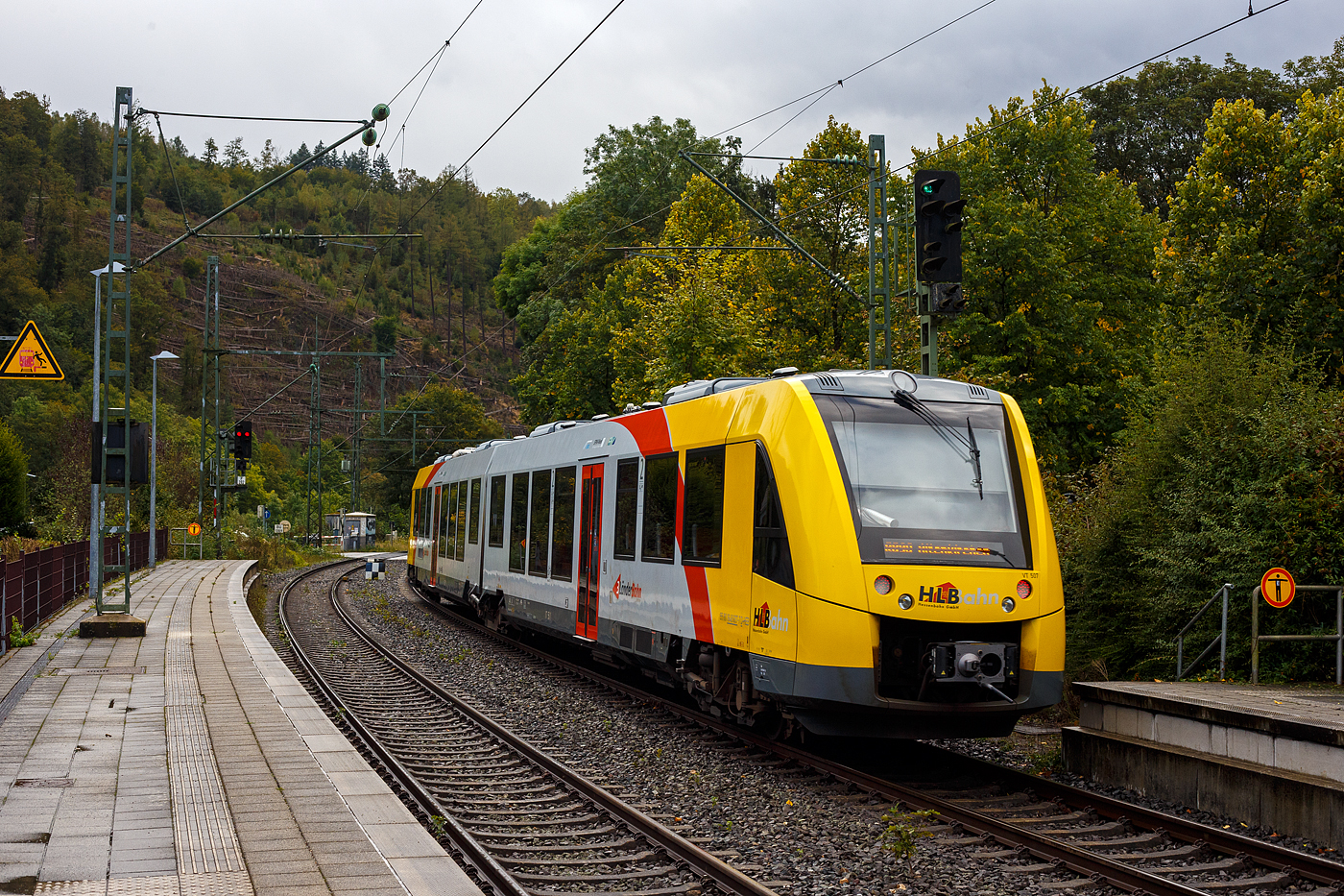 Der Verbrennungstriebwagen VT 507 (95 80 1648 107-8 D-HEB / 95 80 1648 607-7 D-HEB), ein Alstom Coradia LINT 41 der neuen Generation, der HLB (Hessische Landesbahn GmbH) verlässt am 28 September 2024, als RB 90  Westerwald-Sieg-Bahn“  (Siegen – Betzdorf – Au/Sieg – Altenkirchen/Ww), den Bahnhof Kirchen/Sieg, nächster Halt Betzdorf/Sieg. 

Der Alstom Coradia LINT 41 wurde 2015 von Alstom in Salzgitter unter der Fabriknummer D041418-007 gebaut und an die HLB (BW Siegen) geliefert. Das Abnahmedatum war der 14.07.2015. Am 23. Dezember 2022 wurde der Triebzug durch einen Felssturz bei Herdorf (beim Hp Königsstollen) an einem End-Drehgestell beschädigt und entgleiste (mit diesem Drehgestell).