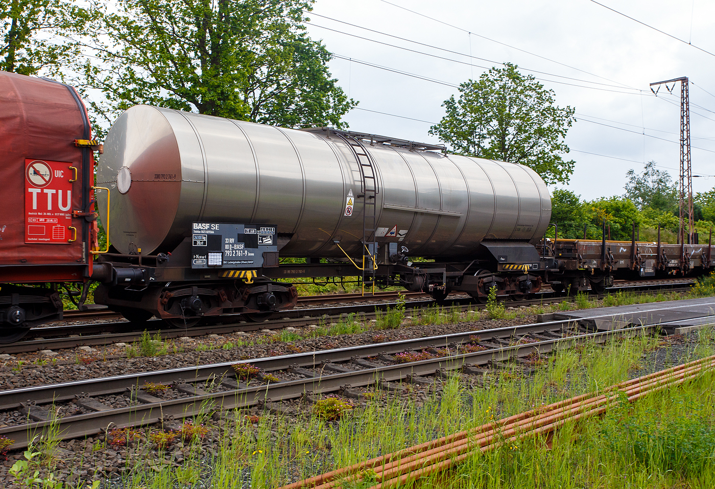 Der vierachsige 66m³-Drehgestell-Kesselwagen (Chemiekesselwagen mit Isolierung und Heizung). 33 80 7932 761-9 D-BASF der Gattung Zacens der BASF SE Ludwigshafen (Rhein) am 22 Mai 2024 im Zugverband bei der Zugdurchfahrt in Rudersdorf (Kreis Siegen). Das Ladegut ist wohl kein Gefahrgut.

TECHNISCHE DATEN:
Gattung: Zacens
Spurweite: 1.435 mm (Normalspiur)
Anzahl der Achsen: 4 (in 2 Drehgestellen)
Länge über Puffer : 14.900 mm
Drehzapfenabstand: 9.660 mm
Achsabstand im Drehgestell: 1.800 mm
Höchstgeschwindigkeit: 100 km/h (leer 120 km/h)
Eigengewicht: 24.100 kg
Nutzlast: 65,9 t ab Streckenklasse D 
Gesamtvolumen: 66.000Liter
Tankcode: L10 BH
Intern. Verwendungsfähigkeit:  RIV
