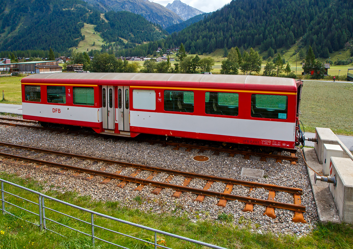 Der vierachsige Personenwagen A 4161 der DFB Dampfbahn Furka-Bergstrecke AG, ex MGB A 2061, ex BVZ A 2061, ein Mitteleinstiegswagen der 1. Klasse noch in MGB Lackierung, ist am 07 September 2021 in Oberwald (Wallis) abgestellt, aufgenommen aus einem fahrenden MGB-Zug heraus. Aktuell ist der Wagen frisch lackiert als DFB Infowagen A 4161 im Bahnhof Oberwald abgestellt (als Provisorium Oberwald, trgt er denVermerk darf den Bhf. Oberwald nicht Verlassen). 

Der Wagen wurde 1961 von SIG (Schweizerische Industrie-Gesellschaft) in Neuhausen am Rheinfall gebaut und an die damalige BVZ (Brig-Visp-Zermatt-Bahn / BVZ Zermatt-Bahn) als A 2061 geliefert. Nach dem Zusammenschuss am 01. Januar 2003 der BVZ mit der Furka-Oberalp-Bahn (FO) zur Matterhorn-Gotthard-Bahn wurde er zum MGB A 2061, im Jahr 2016 ging er dann an die DFB. 

TECHNISCHE DATEN
Hersteller: SIG
Baujahr: 1961
Spurweite: 1.000 mm (Meterspur)
Anzahl der Achsen 4 (2´2´)
Lnge ber Puffer : 15.780 mm
Lnge des Wagenkastens: 14.900 mm
Breite: 2.656 mm
Hhe: 3.365 mm
Drehzapfenabstand: 11.010 mm
Achsabstand im Drehgestell: 1.800 mm
Laufraddurchmesser: 675 mm
Bremszahnrad: System Abt  (Drehgestell Seite Visp/Talseite)
Eigengewicht:  11,8 t 
Ladegewicht:  3 t
Zul. Hchstgeschwindigkeit: 90 km/h
Anzahl der Fenster (1.400 mm breit): 6 (WC-Seite) bzw. 7
Sitzpltze: 34 und 2 Klappsitze
Stehpltze: 6
Lichte Trbreite: 2 x 610 mm
Toiletten: 1
Heizung: Zugsammelschiene RhB/MGB
Bremsen: automatische Vakuum- und Handbremse
Zulassungen: MGB und RhB
