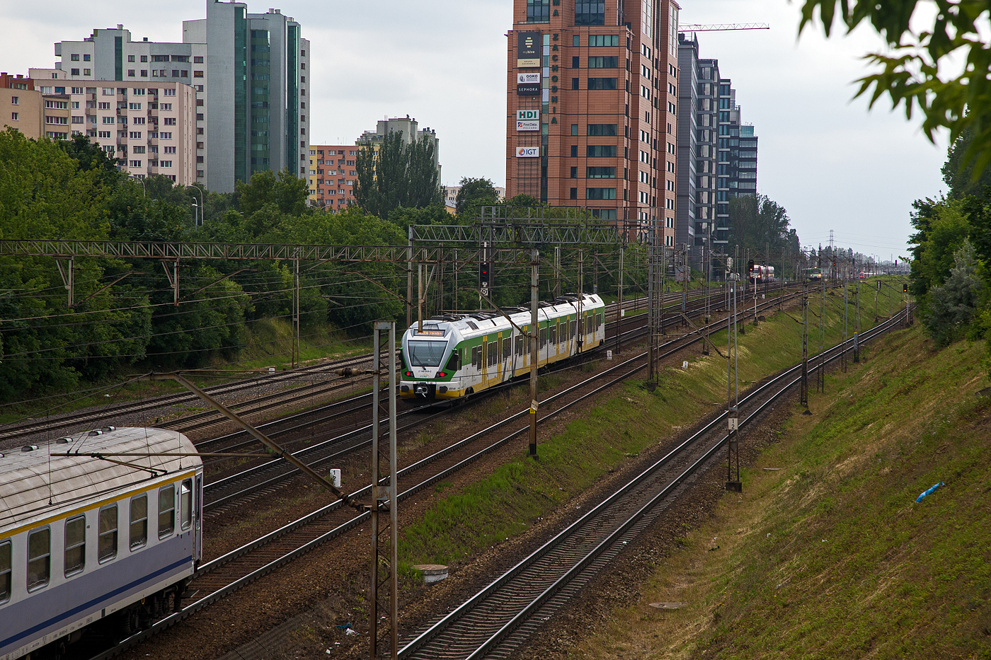 Der vierteilige elektrische Triebzüge vom Typ Stadler Flirt ED75-001 (2 140 000 -2) der Koleje Mazowieckie - KMKOL (Masowische Eisenbahnen), hat am 26 Juni 2017 den Bahnhof Warszawa Ochota (in Warschau) verlassen.

Als Resultat einer Ausschreibung in Polen konnten Ende Juni 2006 die Verträge für 14 vierteilige Flirt für den Verkehr in den Regionen Masowien (zehn Einheiten) und Schlesien (vier Einheiten) in Polen unterzeichnet werden. Das Auftragsvolumen belief sich auf rund 100 Millionen Schweizer Franken und umfasste auch Serviceleistungen und die Schulung des Personals. Die Ablieferung der Fahrzeuge erfolgte zwischen Herbst 2007 und Ende 2008. Mit dem Gewinn der Ausschreibung einher ging der Entscheid von Stadler Rail, im polnischen Siedlce eine Tochtergesellschaft für die Endmontage der Züge zu gründen. Einerseits wird dadurch versucht, sich auf dem polnischen Markt zu etablieren und weitere Fahrzeuge zu verkaufen, andererseits ist es damit möglich, die Kosten gegenüber einer vollständigen Fertigung in der Schweiz oder in Deutschland zu senken.

Ab Frühling 2014 wurden 20 zweiteilige Flirt 3 für den Verkehr im Großraum Łódź (Łódzka Kolej Aglomeracyjna ŁKA) geliefert. 2015 nahm PKP Intercity 20 achtteilige elektrische Flirt 3 für den Fernverkehr Polens in Betrieb. Die Triebzüge in Fernverkehrsausführung sind mit Wagen erster und zweiter Klasse sowie mit einem Bistroabteil ausgestattet. Im Januar 2018 schlossen Koleje Mazowieckie und Stadler Polska eine Rahmenvereinbarung über die Lieferung von weiteren 71 elektrischen Flirt ab. Die Bestellung ist der größte Auftrag für den Kauf von Schienenfahrzeugen in der Geschichte der polnischen Eisenbahnen. Die im Werk Siedlce hergestellten Züge werden in sechs Serien geliefert.
