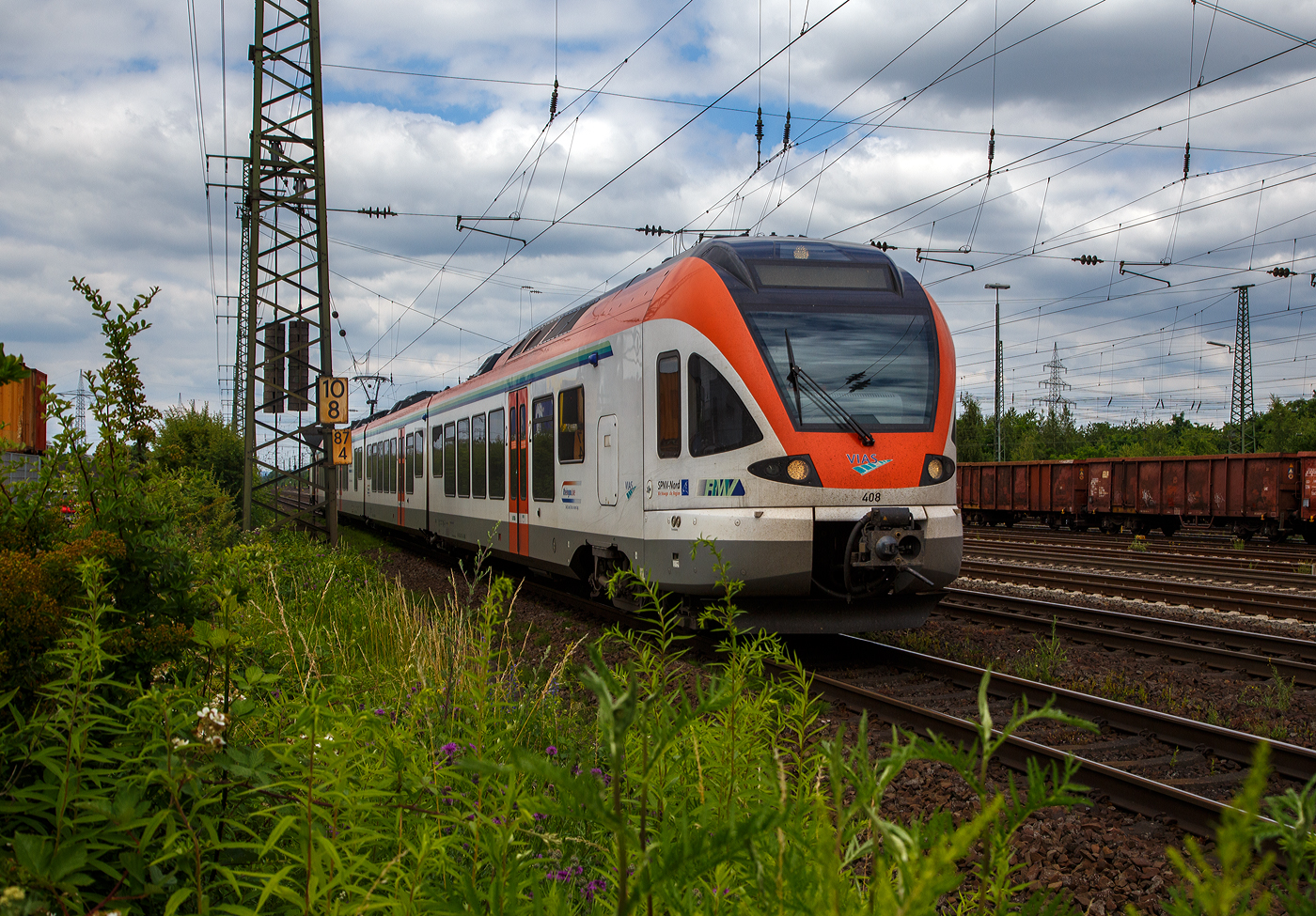 Der vierteilige Stadler FLRIT 408 (94 80 0428 142-4 D-VIAS ff.) der VIAS Rail GmbH (Michelstadt) fhrt 18. Juni 2017, als „RheingauLinie“ RB10/SE10 von Neuwied ber Koblenz Hbf und Wiesbaden Hbf nach Frankfurt (Main) Hbf, durch Koblenz-Ltzel in Richtung Koblenz Hbf.

Der vierteilige FLRIT wurde 2010 von der Stadler Pankow GmbH in Berlin-Pankow unter den Fabriknummer 38730 bis 38734 und an die Deutsche Mobilien Leasing in Bad Homburg geliefert die der eigentliche Eigentmer ist und an die VIAS vermeitet.

Technische Merkmale von den FLIRT:
• Volle Durchgngigkeit des Fahrgastraumes, stufenlos begehbar
• Niederfluranteil > 90 %
• Grozgig gestaltete Multifunktionsabteile in allen Einstiegsbereichen
• 4 Einstiegstren pro Seite beim Vierteiler, gleichmig angeordnet, geringer Spalt zum Bahnsteig
• Barrierefreies, geschlossenes WC-System
• Luftgefederte Trieb- und Laufdrehgestelle
• Redundante Antriebsausrstung mit wassergekhlten IGBTStromrichtern
• Vielfachsteuerung bis zu 3 Fahrzeuge
• Elektrische Spaltberbrckung reduziert den Spalt zwischen Bahnsteig und Fahrzeug.

TECHNISCHE DATEN:
Spurweite: 1.435 mm (Normalspur)
Achsanordnung: Bo’ 2’ 2’ 2’ Bo’
Speisespannung: 15 kV, 16 2/3 Hz
Anzahl der Fahrzeuge: 14
Inbetriebsetzung: 2010
Sitzpltze: 1. Kl. 16 / 2. Kl. 176
Klappsitze: 38
Stehpltze: 196
Fubodenhhe: Niederflur am Einstieg 600 mm / Hochflur 1.120 mm
Einstiegsbreite: 1.300 mm
Lnge ber Kupplung: 74.278 mm
Fahrzeugbreite: 2.880 mm
Fahrzeughhe: 4.273 mm
Achsabstand im Drehgestell: 2.700 mm
Triebraddurchmesser: 870/800 mm (neu/abgenutzt)
Laufraddurchmesser: 750/690 mm (neu/abgenutzt)
Dauerleistung am Rad: 4 x 500 kW = 2.000 kW
Max. Leistung am Rad: 4 x 650 KW = 2.600 kW
Traktionsantrieb (Motor und Getriebe): von TSA - Traktionssysteme Austria GmbH (Wiener Neudorf)
Anzahl der Motoren: 4 fremdbelftet, luftgekhlte TSA-Drehstrommotore
Traktionsmotoren: TSA Typ TMF 59-39-4, Motorgewicht ca. 1.140 kg/Motor.
Getriebe: zweistufiges Stirnradgetriebe fr einen halbabgefederten Antrieb, Getriebegehuse mit oberer Abdeckung von TAS, Typ GMH 2-43-595A. Verbindung Motor zu Getriebe ber Membrankupplung, Verbindung Getriebe zur Radsatzwelle ber Keilpaketkupplung (doppelkardanisch). Gesamtgewicht inkl. Kupplungen ca. 850 kg/Getriebe. Getriebebersetzung 1:4,25
Anfahrzugkraft baulich bis 55 km/h: 200 kN
Max. Beschleunigung bis 80 km/h: 1,06 m/s
Hchstgeschwindigkeit: 160 km/h
