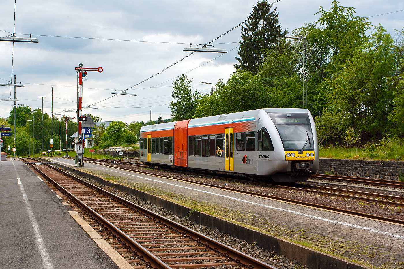 Der VT 123 der vectus Verkehrsgesellschaft mbH (ein Stadler GTW 2/6), ex HLB VT 123 (526 123), ist am 18 Mai 2014 im Bahnhof Westerburg(Ww) abgestellt.

Der Stadler GTW 2/6 bestehend aus den NVR-Nummern 95 80 0946 423-0, 95 80 0646 423-3 und 95 80 0946 923-9 D-VCT, er wurde 2000 von DWA in Bautzen (Deutsche Waggonbau AG, heute Bombardier) unter der Fabriknummer 526/005 gebaut.  