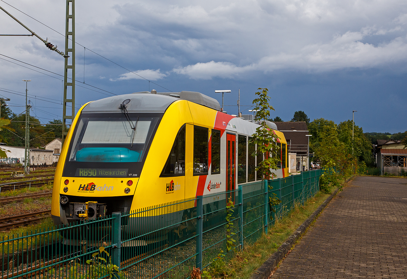 Der VT 206 ABp (95 80 0640 106-0 D-HEB), ein Alstom Coradia LINT 27 der HLB (Hessische Landesbahn), erreicht am 27.08.2023, als RB 90 (Umlauf 61746)  Westerwald-Sieg-Bahn  (Altenkirchen - Au/Sieg), den Bahnhof Au (Sieg). Eigentlich ist er bis Siegen durchgebunden, aber die Siegstrecke ist zwischen Au (Sieg) und Wissen (Sieg) durch eine Gleisabsenkung unterbrochen, so endet die Verbindung wieder auf dem Kopfgleis 11in Au. Zwischen Au und Wissen ist ein SEV eingerichtet. 

Deutlich sieht man den an der hinteren Kupplung eingehängten Bolzen, dies ist der magnetische Zugschlusssender für den Zugleitbetrieb (der Bauform Stw-vB). 
