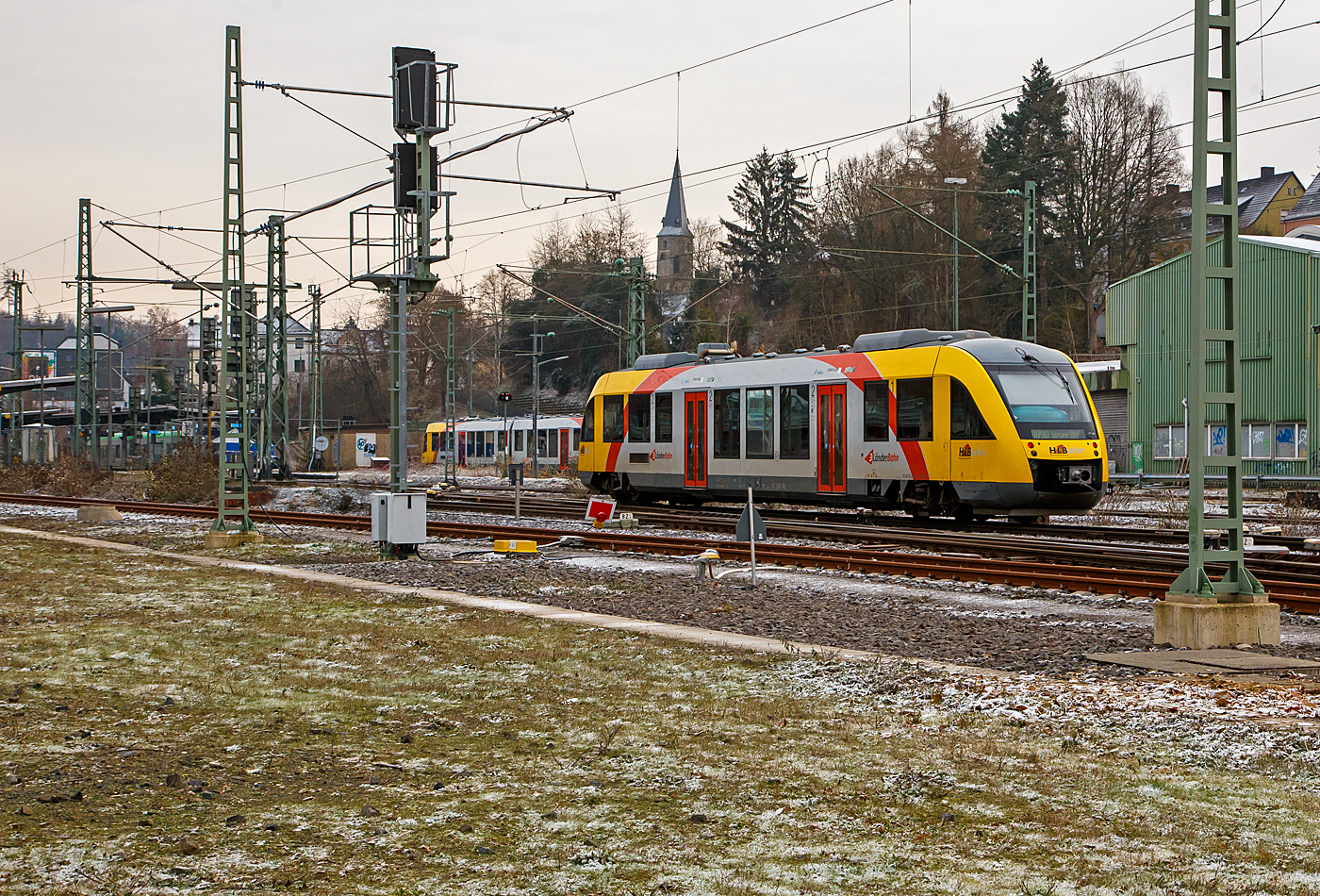 Der VT 208 (95 80 0640 108-6 D-HLB), ein Alstom Coradia LINT 27 der HLB, ex vectus VT 208, erreicht am kalten 18.12.2022 (4. Advent), als RB 90  Westerwald-Sieg-Bahn  (Altenkirchen- Au - Betzdorf - Siegen), den Bahnhof Betzdorf (Sieg).