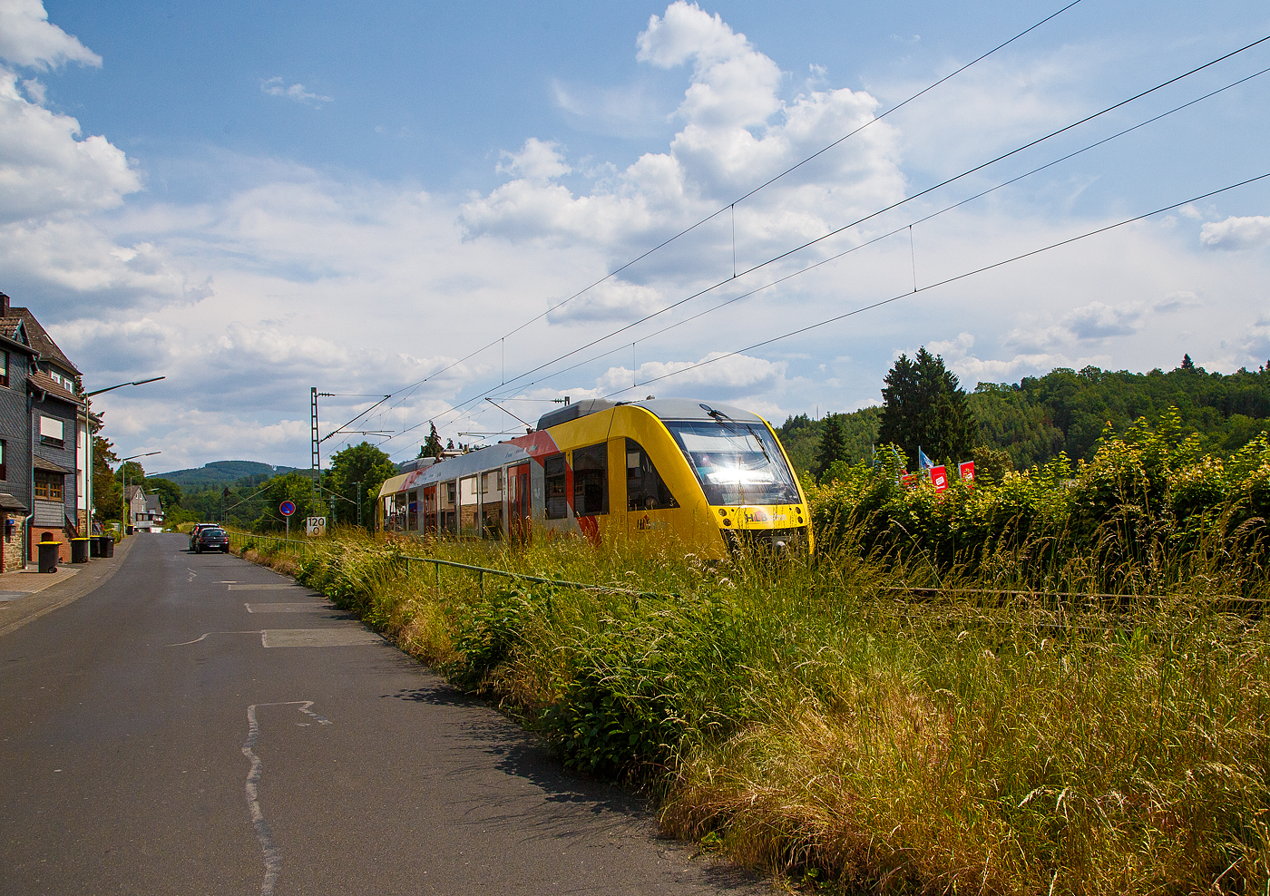 Der VT 208 ABp (95 80 0640 108-6 D-HLB), ein Alstom Coradia LINT 27 der HLB, fährt am 06.06.2023, als RB 90  Westerwald-Sieg-Bahn  (Siegen - Betzdorf – Au – Altenkirchen – Limburg/Lahn), durch Kirchen (Sieg) und erreicht auch bald den Bahnhof.

Der Alstom Coradia LINT 27 wurde 2004 von Alstom (LHB) in Salzgitter unter der Fabriknummer 1187-008 für die vectus Verkehrsgesellschaft mbH gebaut, mit dem Fahrplanwechsel am 14.12.2014 wurden alle Fahrzeuge der vectus nun Eigentum der HLB.
