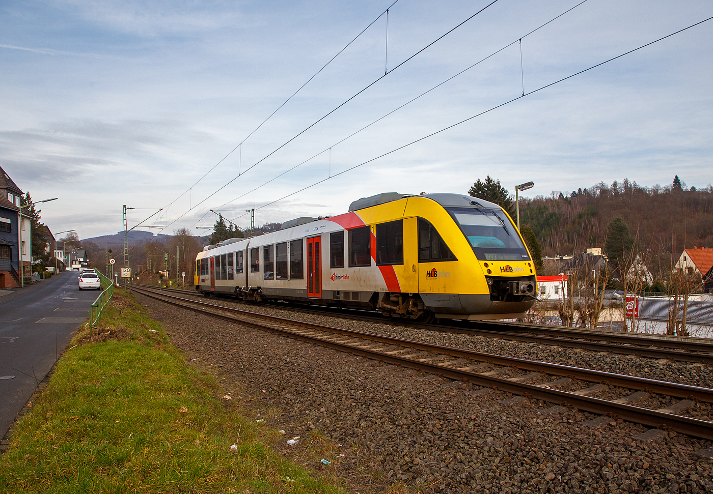 Der VT 252 (95 80 0648 152-6 D-HEB / 95 80 0648 652-5 D-HEB), ein Alstom Coradia LINT 41 der HLB (Hessische Landesbahn), ex Vectus VT 252, fährt am 22.02.2023, als RB 93  Rothaarbahn  (Betzdorf - Siegen - Kreuztal - Erndtebrück - Bad Berleburg), von Kirchen (Sieg) weiter in Richtung Siegen.

Einen lieben Gruß an den netten Tf zurück.

Der Alstom Coradia LINT 41 wurde 2004 von der ALSTOM Transport Deutschland GmbH (vormals LHB - Linke-Hofmann-Busch GmbH) in Salzgitter-Watenstedt unter der Fabriknummer 1188-002 gebaut und an die vectus Verkehrsgesellschaft mbH geliefert, mit dem Fahrplanwechsel am 14.12.2014 wurden alle Fahrzeuge der vectus nun Eigentum der HLB.
