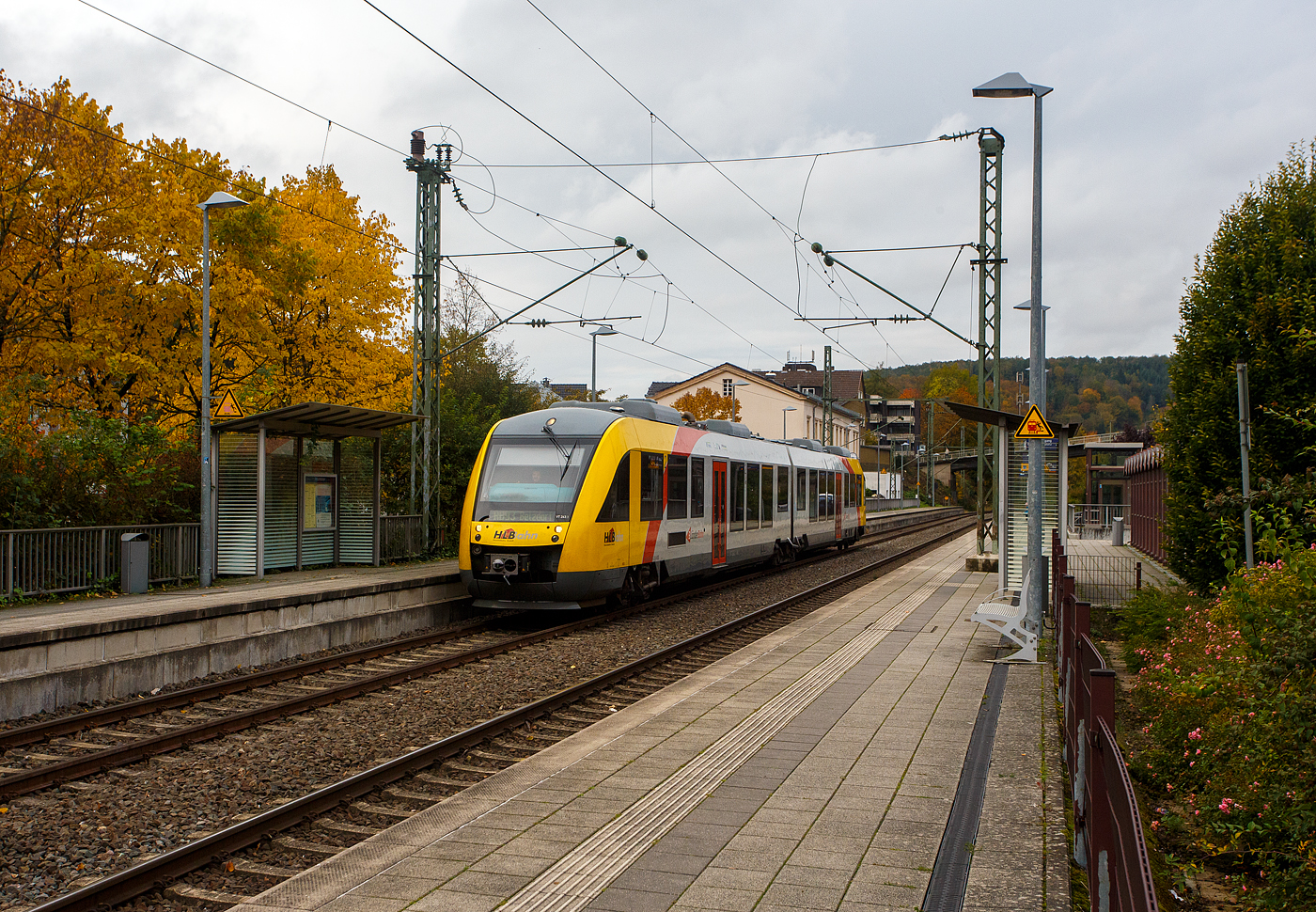 Der VT 263 (95 80 0648 163-3 D-HEB / 95 80 0648 663-2 D-HEB) ein Alstom Coradia LINT 41 der HLB (Hessische Landesbahn), verlässt am 26 Oktober 2023, als RB 93  Rothaarbahn  (Bad Berleburg - Kreuztal - Siegen - Betzdorf), den Bahnhof Kirchen (Sieg). Nächster ist den der Zielbahnhof Richtung Betzdorf (Sieg).