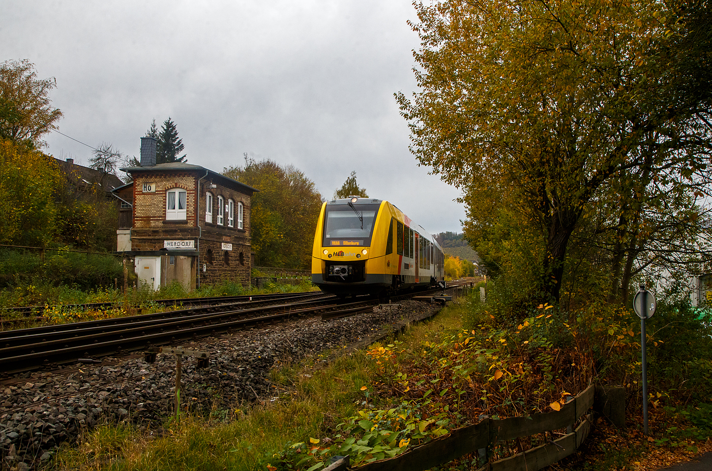 Der VT 501 (95 80 1648 101-1 D-HEB / 95 80 1648 601-0 D-HEB) der HLB (Hessische Landesbahn GmbH), ein Alstom Coradia LINT 41 der neuen Generation, verlässt am 03.11.2022 den Bahnhof Herdorf und fährt,als RB 96  Hellertalbahn  (Betzdorf - Herdorf - Haiger - Dillenburg), weiter in Richtung Neunkirchen (Siegerland).