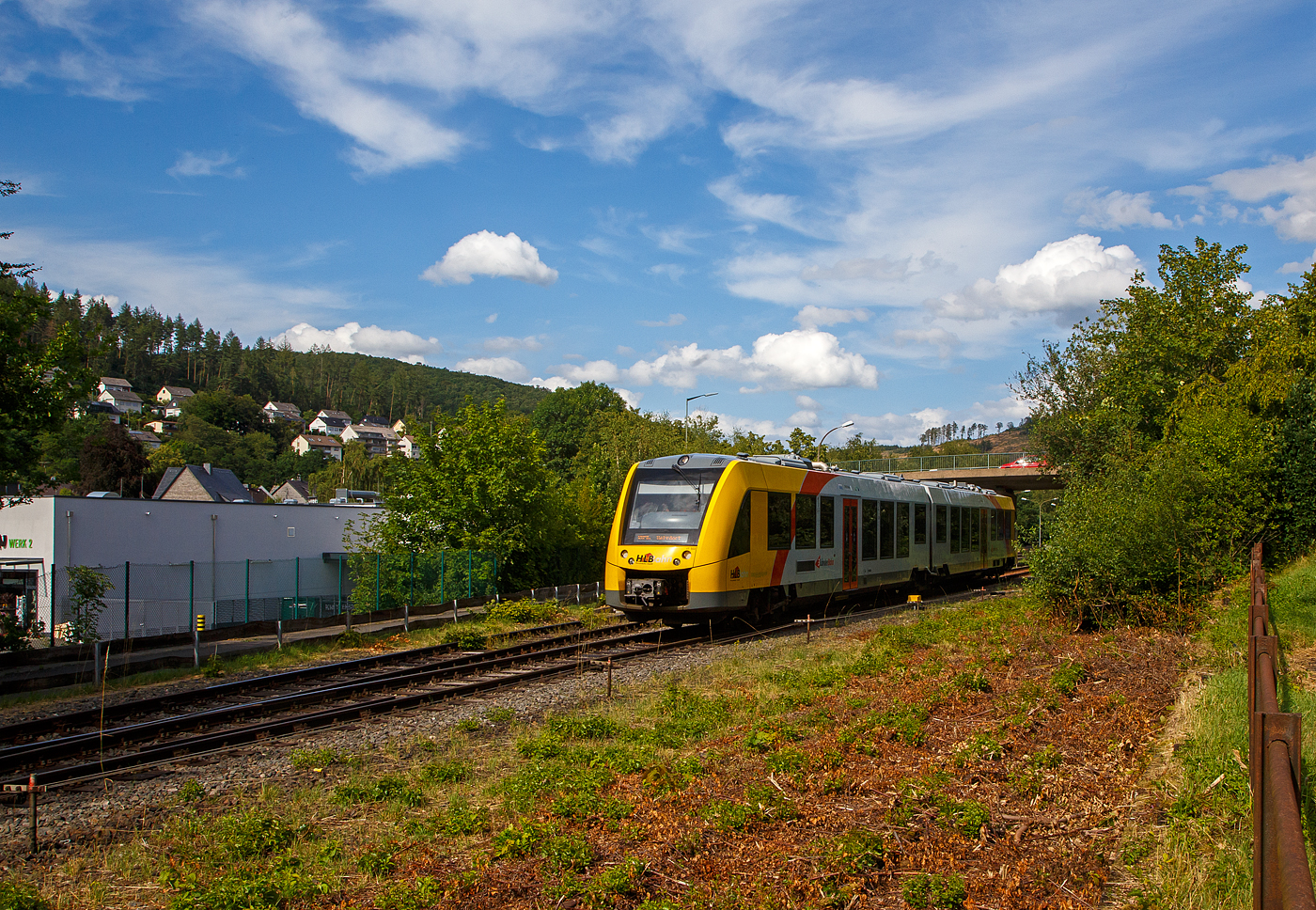 Der  VT 502 (95 80 1648 102-9 D-HEB / 95 80 1648 602-8 D-HEB) ein Alstom Coradia LINT 41 der neuen Generation der HLB (Hessische Landesbahn GmbH) erreicht am 12.07.2023 bald den Bahnhof Herdorf. Er fährt als RB 96 Hellertalbahn (Dillenburg – Haiger - Neunkirchen - Herdorf – Betzdorf/Sieg).