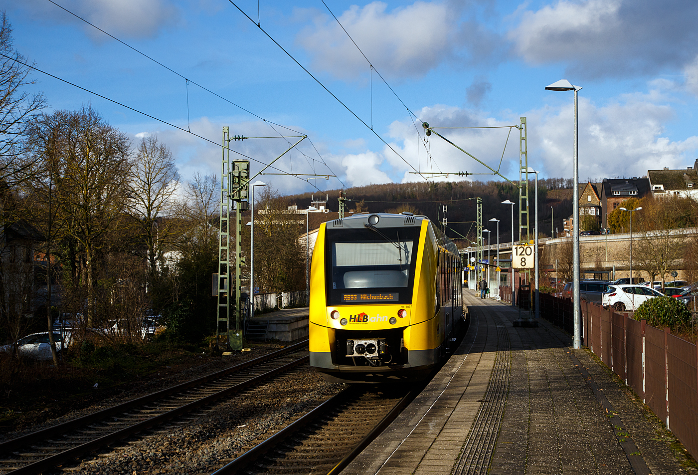 Der VT 503 (95 80 1648 103-7 D-HEB / 95 80 1648 603-6 D-HEB) ein Alstom Coradia LINT 41 der neuen Generation, der HLB (Hessische Landesbahn GmbH), erreicht am 17.01.2023, als RB 93  Rothaarbahn  (Betzdorf - Siegen - Kreuztal - Hilchenbach), den Bahnhof Kirchen (Sieg).