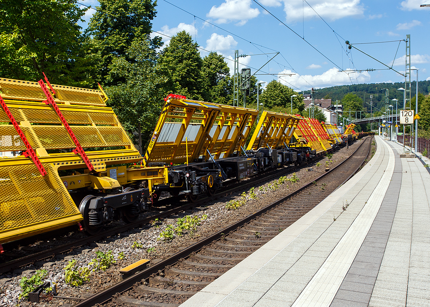 Der Weichentransportwagen WTW 849 der DB Bahnbau Gruppe GmbH, UIC 87 80 4749 302-7 D-DBBBG Sklps am 15 Juli 2026 im Zugverband bei der Zugdurchfahrt im Bahnhof Kirchen (Sieg). 

Der Weichentransportwagen  WTW  wurden 2025 von der TECHNE KIROW GmbH, ehemals Kirow Ardelt GmbH, in Leipzig gebaut. Von Techne Kirow werden sie als „Switch Tilter“ bezeichnet. 

Beschreibung der DB Bahnbau Gruppe zu den WTW:
Der Weichentransportwagen  WTW  bringt einen erheblichen Fortschritt in die Gleisinstandsetzung. Mit ihm ist es m�glich, komplett montierte Weichen sowie Weichenteile direkt auf die Baustelle zu transportieren, wobei die Weichenk�sten und Weichenantriebe montiert bleiben k�nnen. So kann weitgehend auf Montagepl�tze in Baustellenn�he verzichtet, eine effiziente Trassennutzung gew�hrleistet und somit die Montagequalit�t erh�ht werden. Die Altweiche kann anschlie�end mit dem Weichentransportwagen zur Demontage, Entsorgung bzw. Wiederaufbereitung zu einen der Standorte der DB Bahnbau Gruppe transportiert werden. Die Lieferung der Weichen und Weichenanschl�sse kann durch die DB Bahnbau Gruppe „Just in Time“ am Tag des Einbaus erfolgen, damit entf�llt die aufw�ndige Lagerung auf der Baustelle und Sperrpausen k�nnen minimiert werden.

TECHNISCHE DATEN:
Spurweite: 1.435 mm (Normalspur)
Anzahl der Achsen: 4 (in zwei Drehgestellen)
L�nge �ber Puffer: 25.240 mm
Drehzapfenabstand: 19.300 mm
Achsabstand im Drehgestell: 1.800 mm
H�he: 3.430 mm 
Breite: 2.950 mm
Eigengewicht: 43.000 kg
Max. Zuladung / bei Streckenklasse: A 21,0 t / B 29,0 t / C 36,0 t 
H�chstgeschwindigkeit: 100 km/h 
Kleinster befahrbarer Gleisbogen: R 75 m
Bremse: KE-GP-A (K)
Bremssohle: Cosid 810
Handbremse: Ja
Intern. Verwendung: TEN - CW