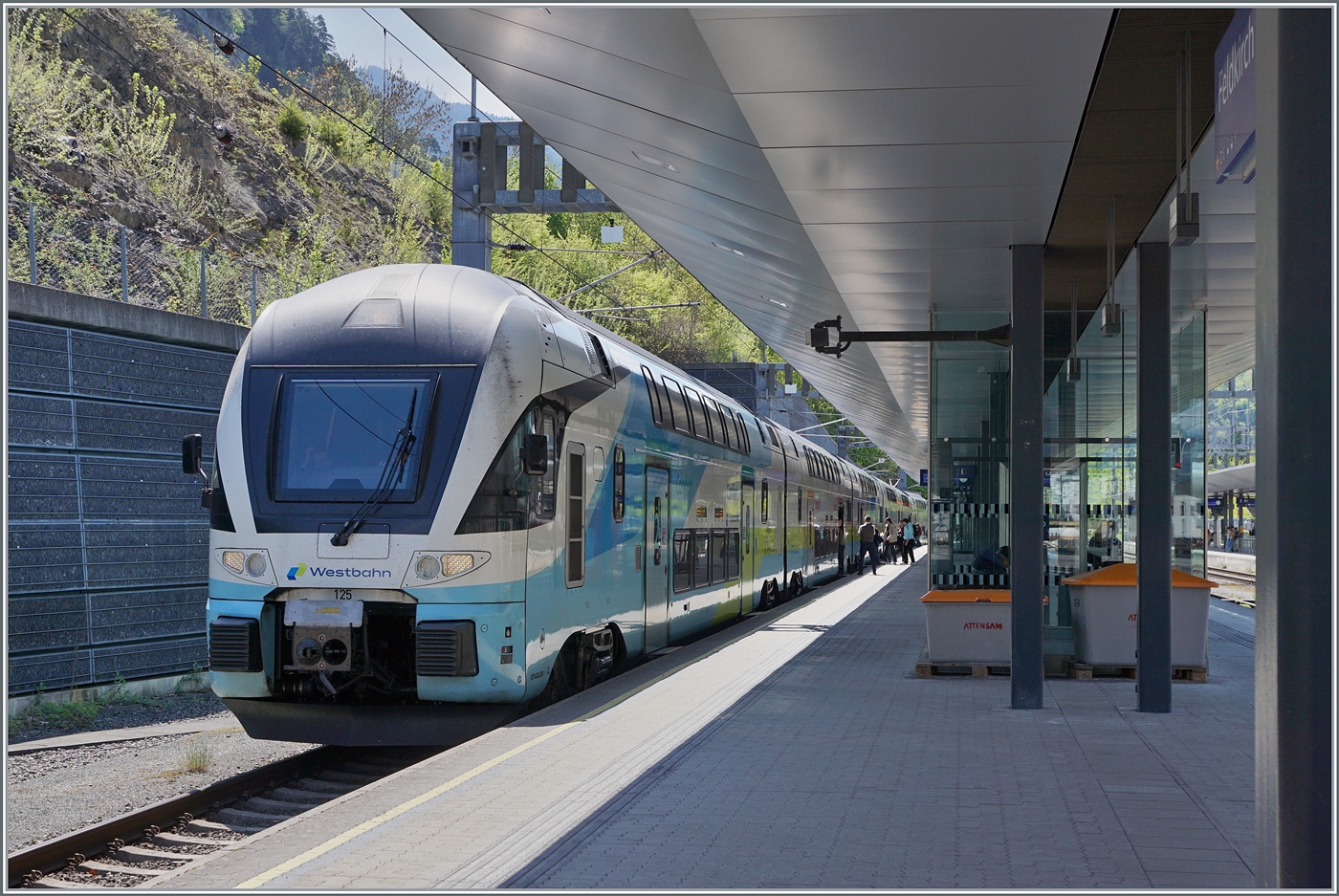 Der Westbahn ET 4010 125 verlässt als WB 970 den Bahnhof von Feldkirch. Der Westbahn-Zug ist auf der Fahrt von Wien Westbahnhof (ab 07:08) nach Lindau Insel (an 14:35).

21. April 2026