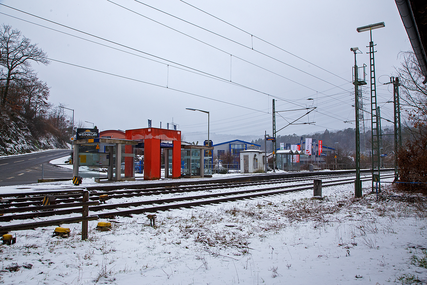 Der winterliche Bahnhof Scheuerfeld (Sieg), Bahnsteig 411 (für Züge in Richtung Betzdorf) am 19.01.2023.