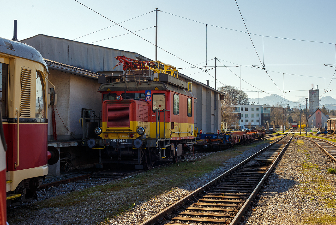 Der X 534 Turmtriebwagen X 20.641 (99 81 9431 016-0 A-StH / X 534 067-4) der Stern & Hafferl Verkehrsgesellschaft m.b.H., ex ÖBB X 534.067-4, ist am 04 April 2025 im Bahnhof Vorchdorf-Eggenberg abgestellt. (Hinweis: Ich stehe am Bahnsteig)

Der Turmwagen wurde 1978 von der Franz Knotz KG in Wien gebaut, der elektrische Teil ist von Österreichischen Brown, Boveri Werke (heute Traktionssysteme Austria TSA). Die Bahndienstfahrzeuge der ÖBB-Reihe X534 sind zweiachsige, dieselelektrisch angetriebene Motorturmwagen mit kurzem Vorbau. Die Turmwagen sind eine gemeinsame Entwicklung von Knotz und BBC.

Geschichte:
In den 1960er Jahren benötigten die ÖBB neue Bahndienstfahrzeuge. Bei deren Konzipierung orientierten sich die Österreichischen Bundesbahnen an den bisher gebauten Turmwagen-Reihen. Das Resultat war die Baureihe X534, die auf Basis der Baureihe ÖBB X532 zu einer der meist gebauten Standardtypen weiterentwickelt wurde. Für den mechanischen Teil waren Tobisch, Franz Knotz und zum Schluss Bombardier Wien zuständig, der elektrische Teil wurde von der Firma Brown-Boveri (später Asea Brown Boveri) geliefert. Von 1963 bis 1983 wurden insgesamt 82 Exemplare beschafft, die als X534.01 bis 82 in den Bestand aufgenommen wurden. Im Jahre 1988 erfolgte der Umbau von X534.78ː Das Fahrzeug erhielt einen Ruthmann-Hubsteiger und wurde fortan als X534.101 bezeichnet.

Konstruktion:
Der Rahmen in geschweißter Ausführung sowie der Kastenaufbau wurden wie bei der Vorgängerbaureihe X532 aus Formstahl und Blechen hergestellt. Der aus einem großen Arbeitsraum (größer als jener der Vorgängerbaureihe) und dem Führerstand mit dem anschließenden Vorbau bestehende Kasten stützt sich mittels Blattfedern auf beide Achsen ab. Das Dach des Fahrzeugs trägt einen Erdungsbügel sowie eine Hebebühne.

Zur Kraftübertragung auf die hintere Achse sowie zur Versorgung der Arbeitsgeräte wurde ein MAN-Dieselmotor (JW-200) sowie ein 106 kW-Generator genutzt. Der Antrieb der zweiachsigen Fahrzeuge erfolgt dieselelektrisch. Ab der Ordnungsnummer X534.70 weisen die Fahrzeuge eine um 25 kW höhere Dauerleistung auf.

TECHNISCHE DATEN:
Nummerierung: X534.01-82
Anzahl: 82
Hersteller: BBC, Tobisch, Knotz, ABB
Baujahre: 1963–1983
Spurweite: 1.435 mm (Normalspur) 
Achsfolge: 1A
Länge über Puffer: 7.740 mm
Achsabstand: 4.400 mm
Lauf- und Treibraddurchmesser: 940 mm (neu)
Eigengewicht: 20 t
Höchstgeschwindigkeit: 80 km/h
Dauerleistung: 122 kW (165 PS)
Anzahl der Fahrmotoren: 1
Antrieb: dieselelektrisch
Kleinster befahrbarer Gleisbogen: R=50 m
Besonderheit: Zugelassen für Steilstrecken

