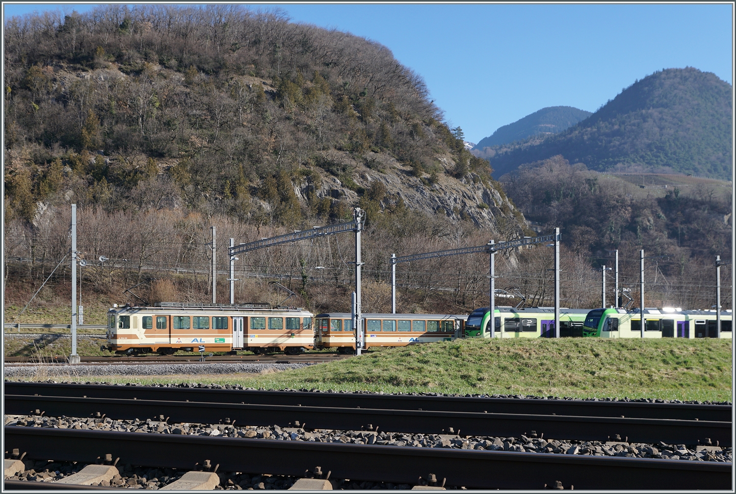 Der Zugang zum TPC Dépôt En Châlet wird leider durch die SBB Strecke Brig - Lausanne begrenzt, trotzdem kann man das eine oder andere sehen, hier z.b. den TPC A-L BDeh 4/4 302 mit Bt in seiner  alten  A-L Lackierung. 

4. Feb. 2024