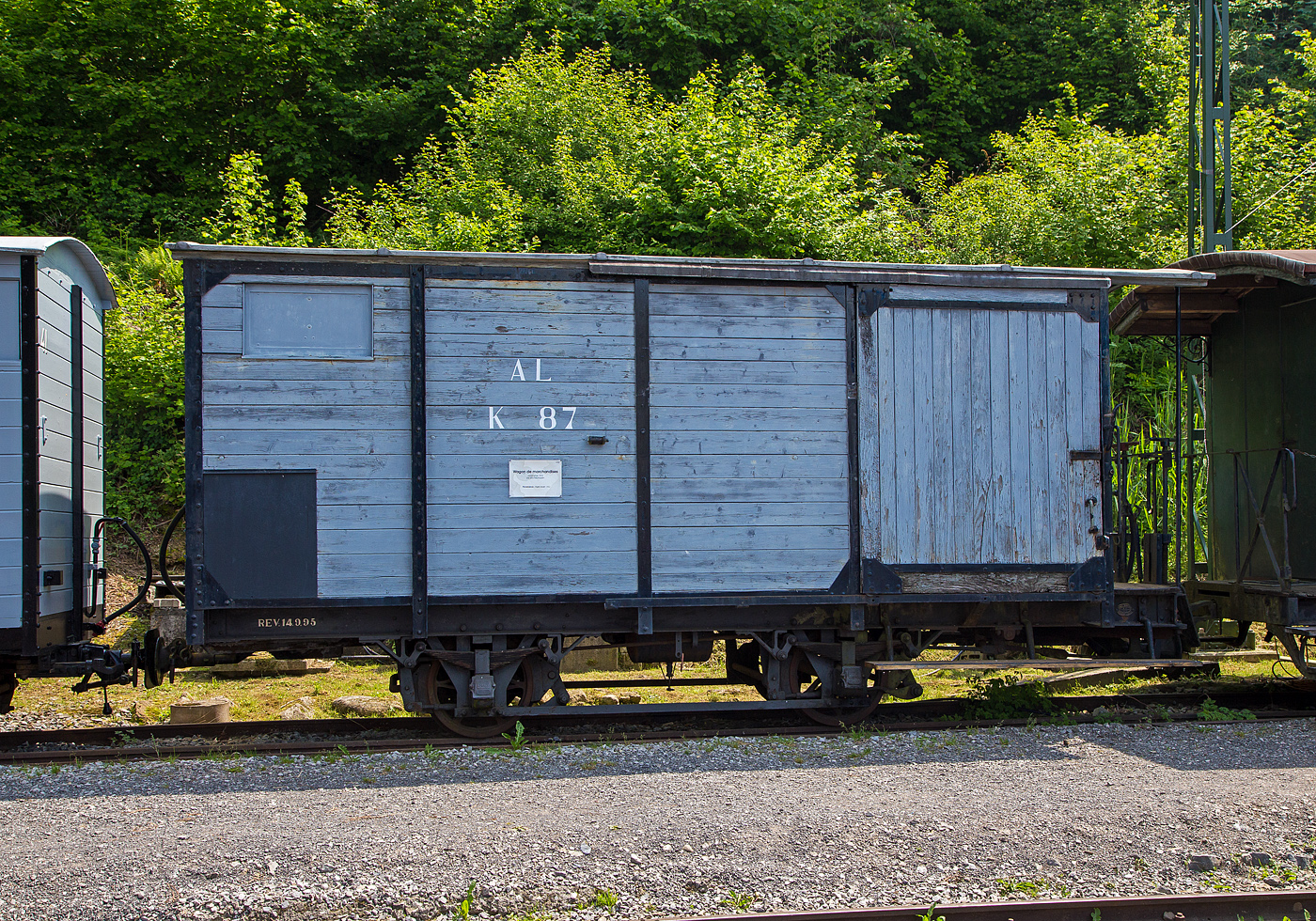 Der zweiachsige gedeckte Güterwagen mit Bremserbühne K 87 der Aigle–Leysin-Bahn (AL), seit 1977 bei der Museumsbahn Blonay–Chamby hier am 19. Mai 2018 im Museum Chaulin.

Der Wagen wurde 1912 von SWS (Schweizerische Wagons- und Aufzügefabrik AG) in Schlieren gebaut und an die Aigle–Leysin-Bahn (AL) geliefert.

TECHNISCHE DATEN:
Spurweite: 1.000 mm
Anzahl der Achsen: 2 (jeweils mit Bremszahnrad)
Länge über Kupplung: 6.600 mm
Länge des Wagenkastens: 6.000 mm
Achsabstand: 2.200 mm
Eigengewicht: 5.000 kg
Ladegewicht: 10.000 kg


