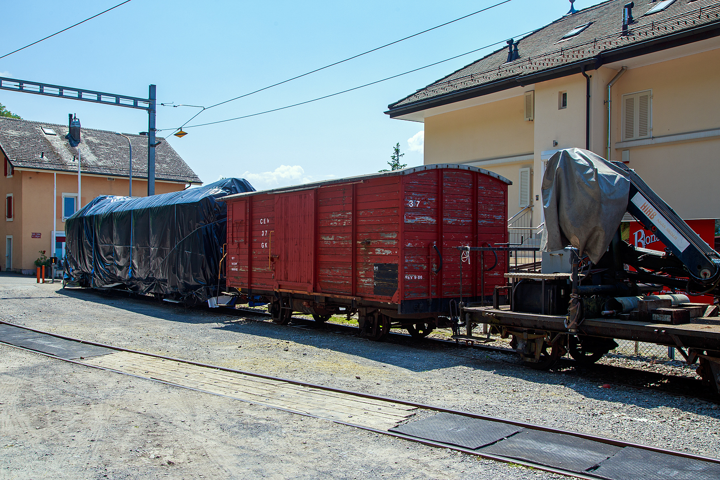 Der zweiachsige gedeckte Güterwagen mit einer offenen Plattform CEV Gk 37, ex K 37, der Chemins de fer électriques Veveysans (heute MVR - Transports Montreux–Vevey–Riviera) ist am 27.05.2023 beim Bahnhof Chamby abgestellt. Der Wagen gehört heute der Museumsbahn Blonay-Chamby.

Der zweiachsige CEV Gk 37 wurde 1905 von SWS Schlieren (Schweizerische Wagons- und Aufzügefabrik AG) gebaut.

TECHNISCHE DATEN (CEV Gk 37):
Typ: K2
Baujahr: 1905
Hersteller: SWS
Spurweite: 1.000 mm (Meterspur)
Achsanzahl: 2 
Eigengewicht: 5.890 kg
Nutzlast: 10.000 kg
Ladefläche: 14,13 m²
